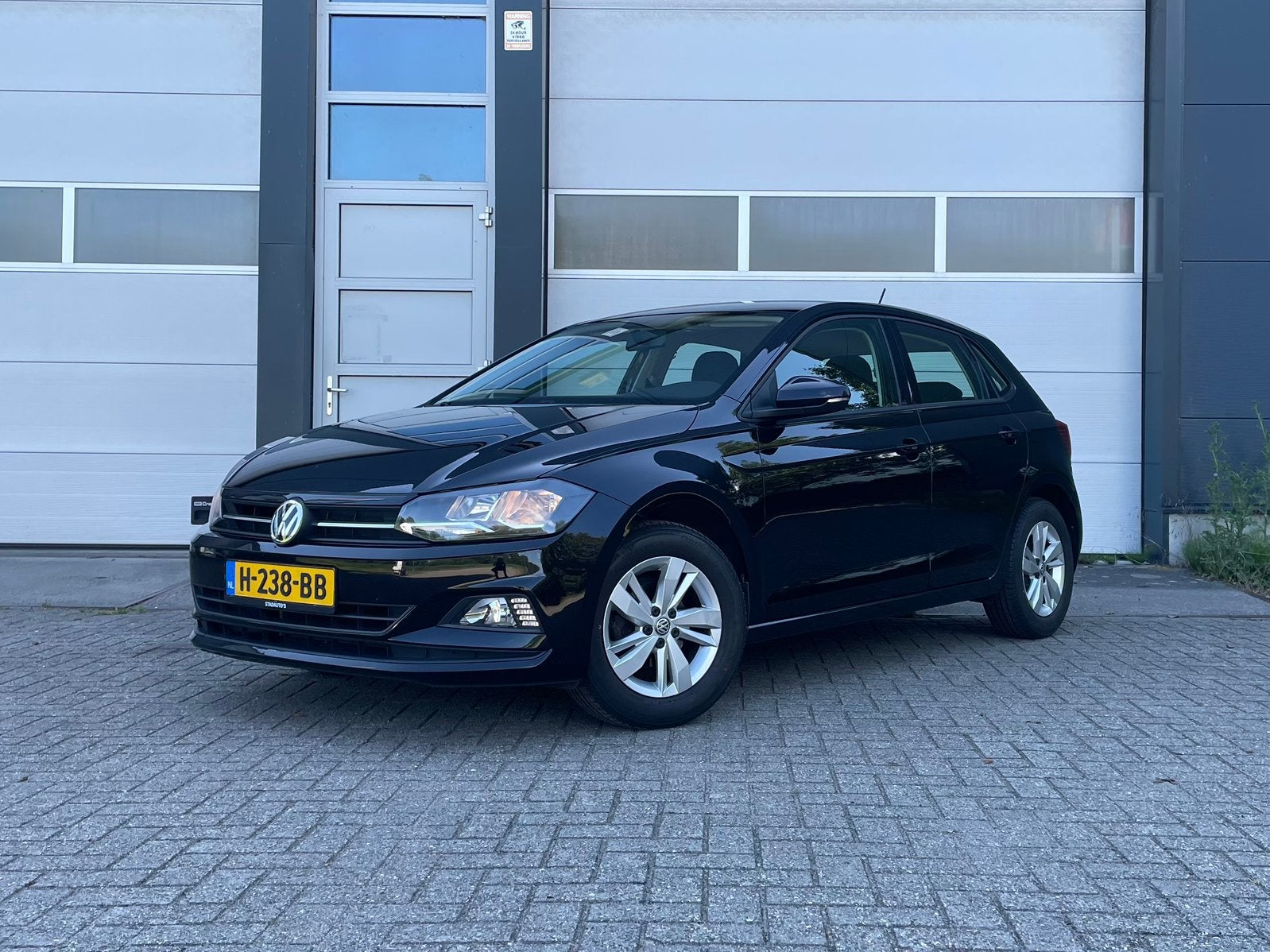 Volkswagen Polo 1.0 TSI (2020) – APK t/m 07-01-2028, Auto's, Voorwielaandrijving, Stof, Zwart, 95 pk