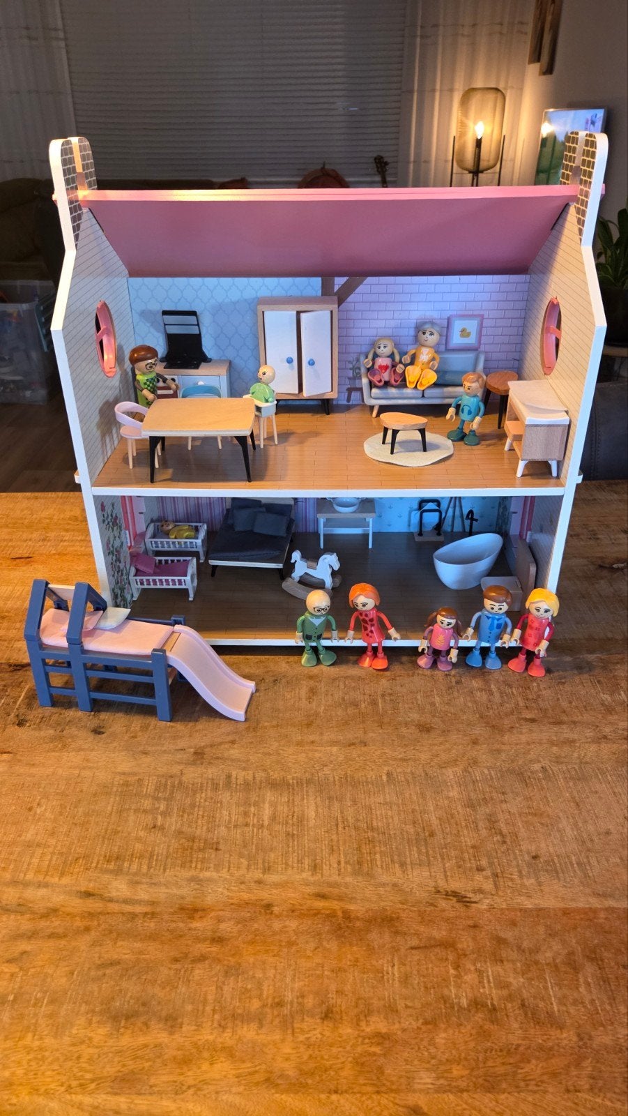 Compleet Poppenhuis met Meubels en Poppen, Ophalen, Zo goed als nieuw, Poppenhuis