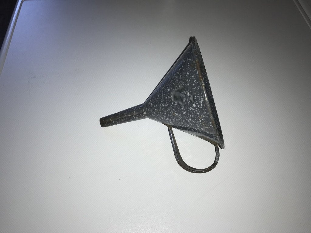 Emaille trechter, met gebruikssporen, Ophalen