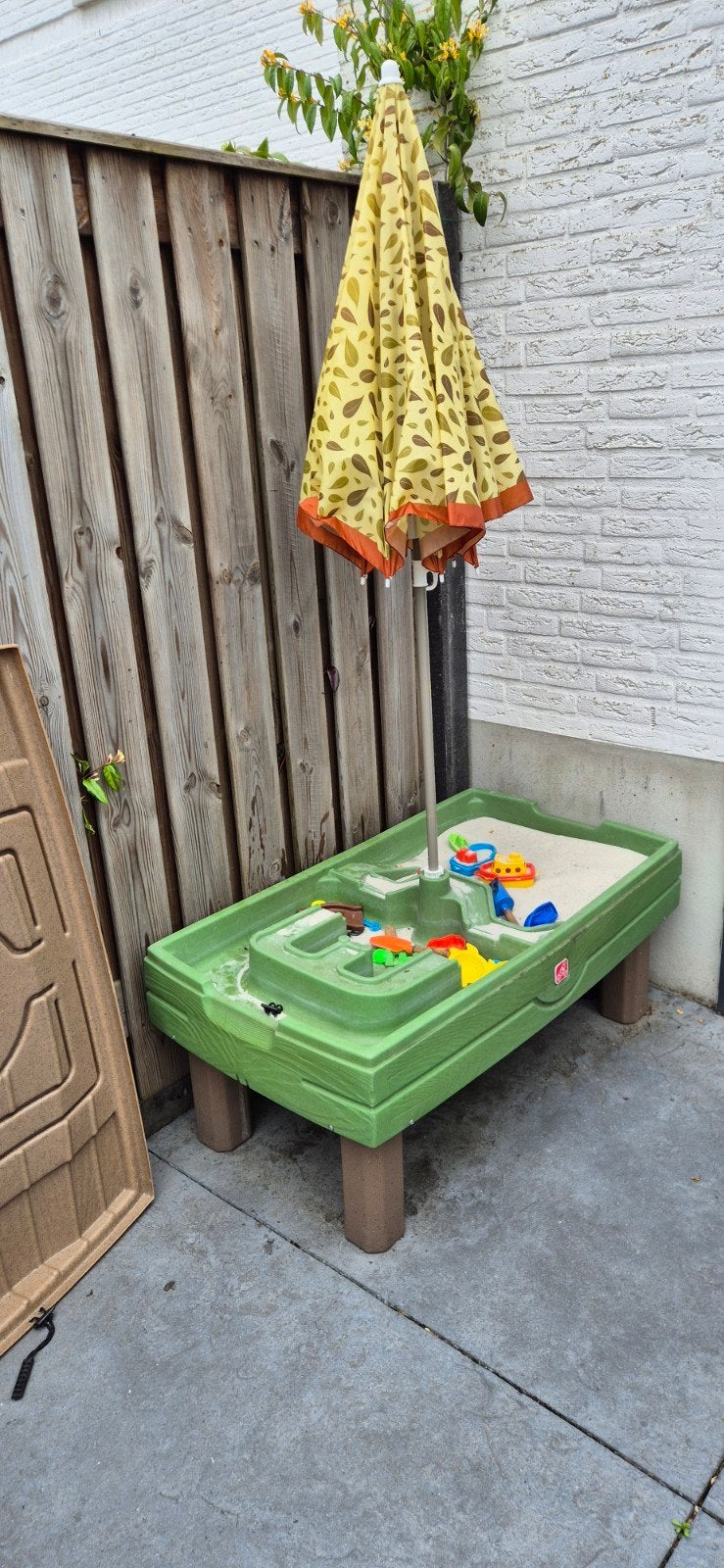 Step2 Zand- en watertafel met parasol, Kinderen en Baby's, Speelgoed | Buiten | Zandbakken, Ophalen of Verzenden, Gebruikt