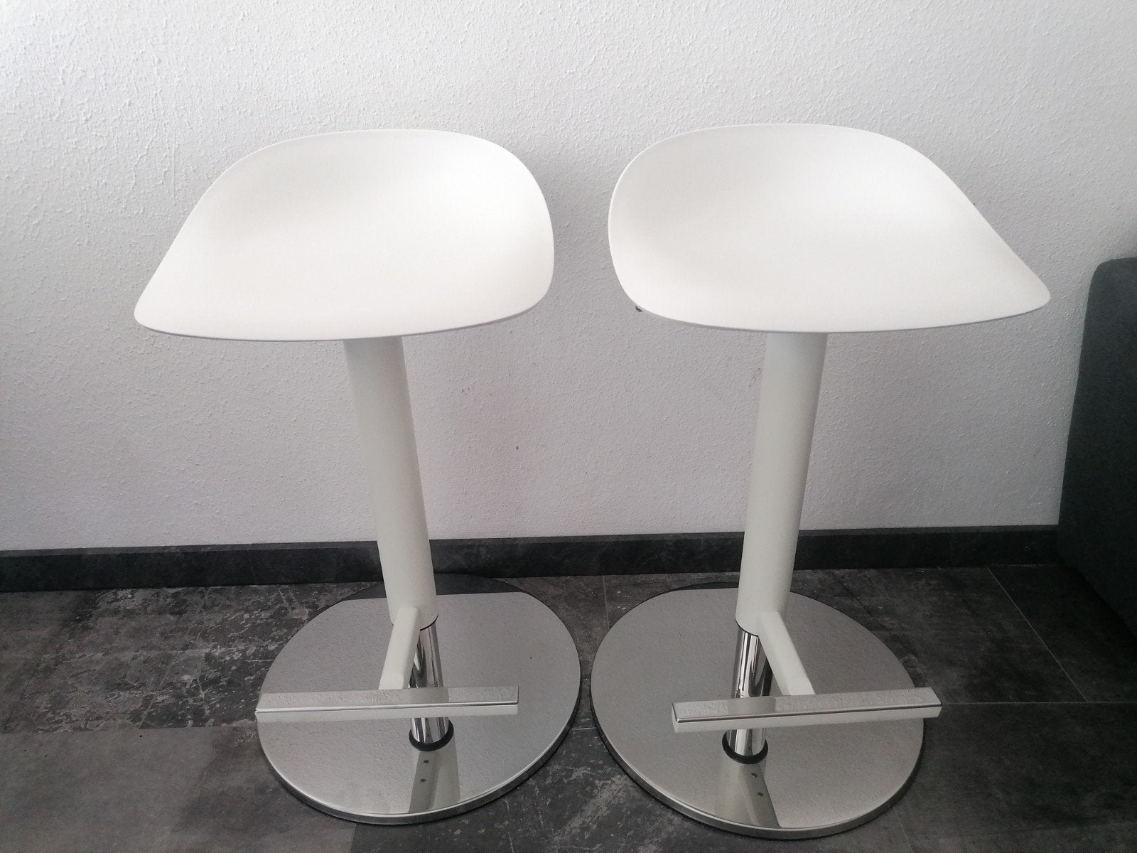 Set van 2 moderne witte barkrukken met voetsteun, Ophalen, Gebruikt, Met voetsteun, 90 cm of meer