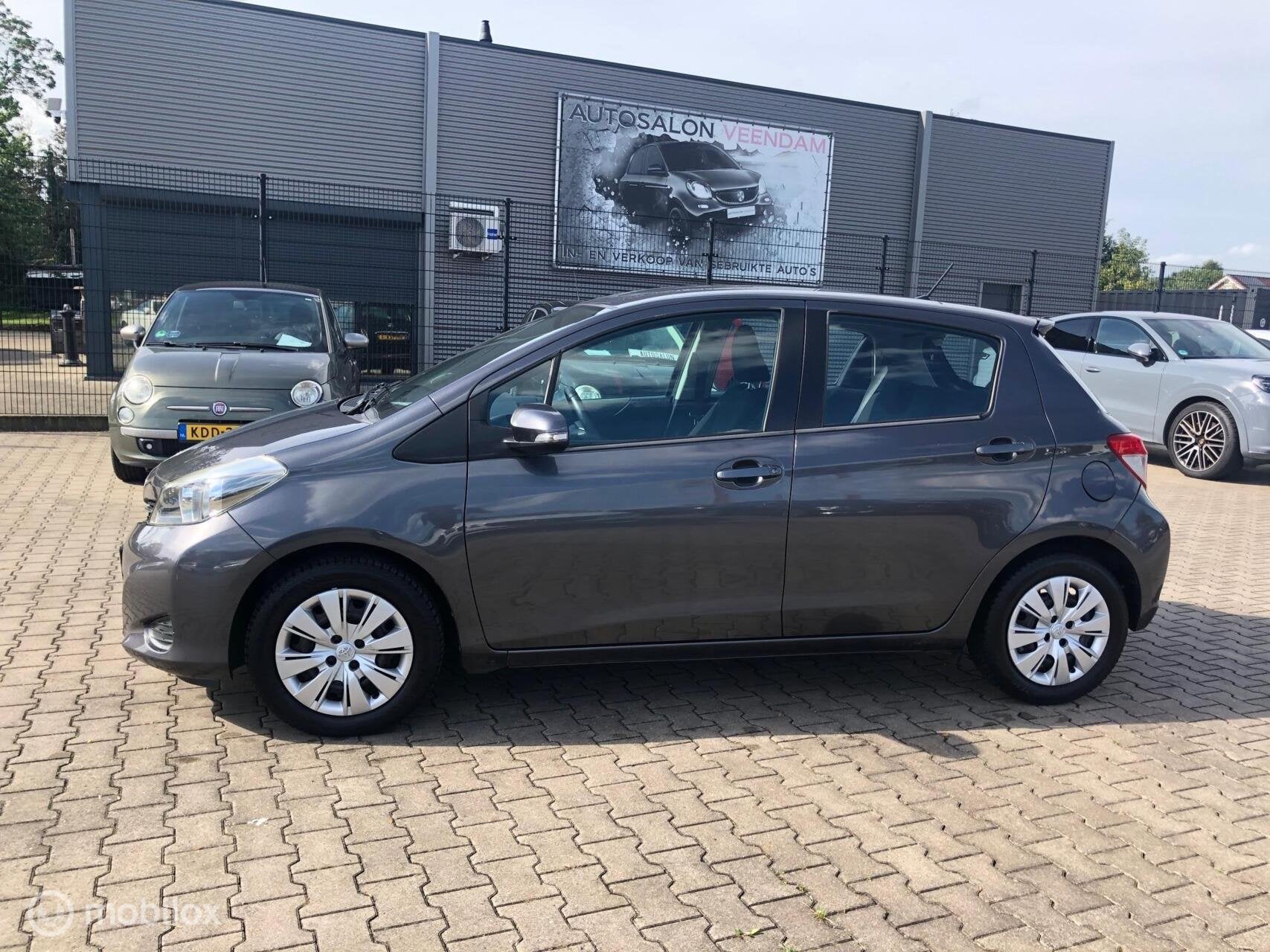 Toyota Yaris 1.3 VVT-i 5DRS AIRCO CAMERA NAVI 6.VERS, Voorwielaandrijving, Stof, Gebruikt, Zwart