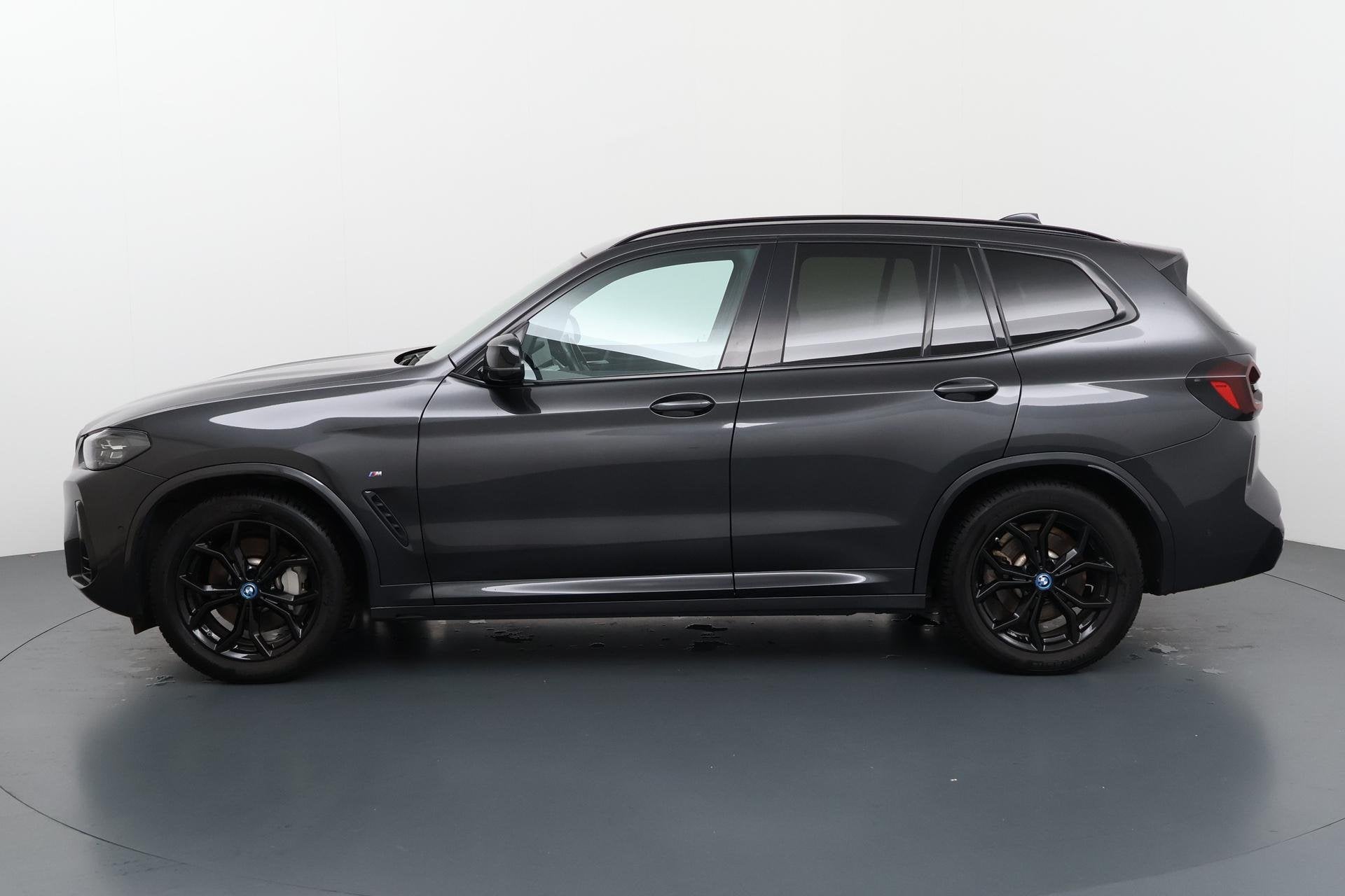 Foto 16 van BMW iX3 Executive 80 kWh Elektrisch rijden met stijl en een