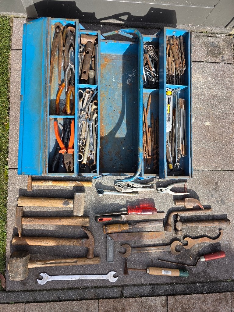 Foto 2 van Vintage blauwe gereedschapskist gevuld met handgereedschap