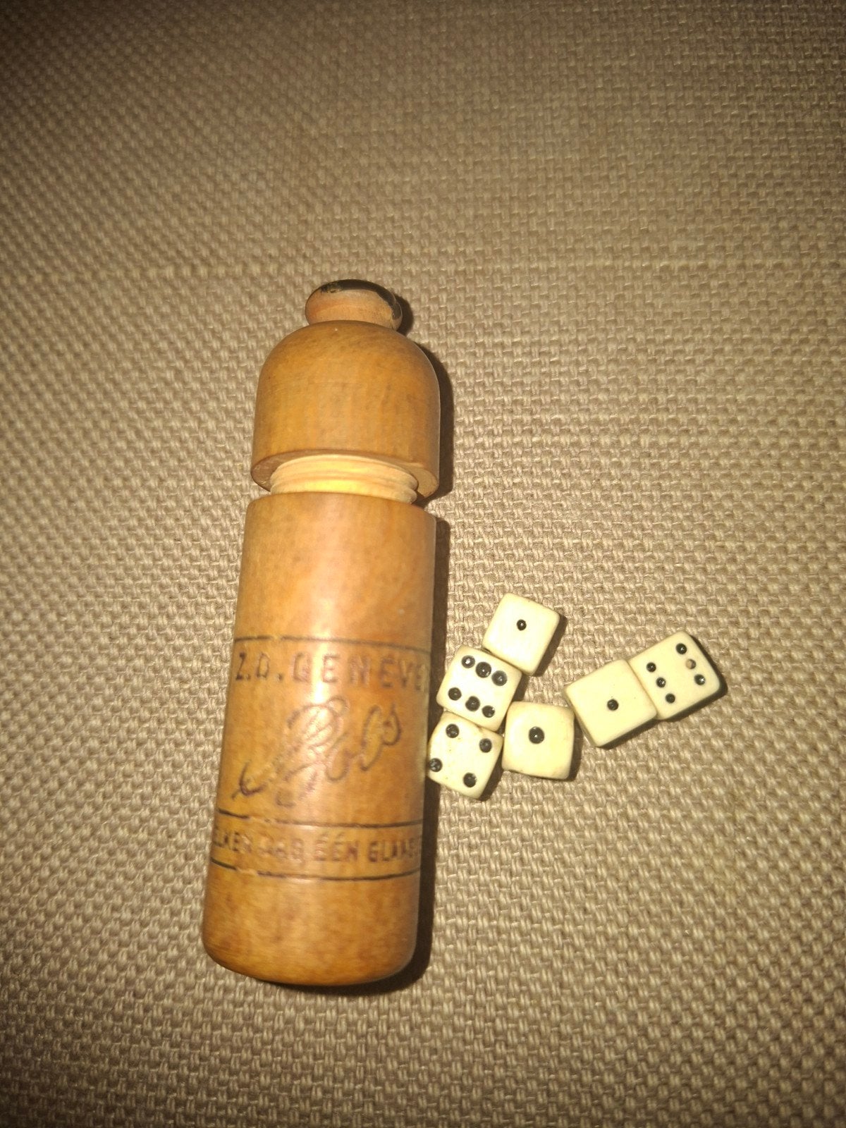 Miniatuur dobbelstenen in houten koker Z.O. GENEVER BOLS, Verzamelen, Ophalen of Verzenden, Gebruikt