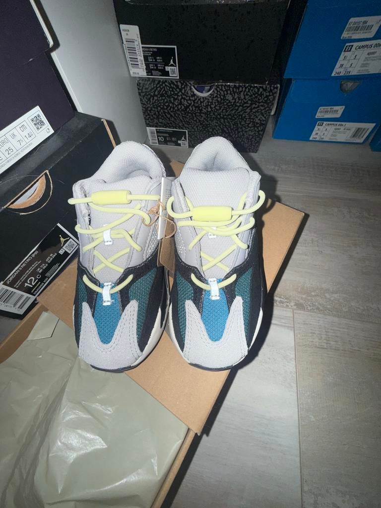 Yeezy Boost 700 Wave Runner - Maat 26 1/2 - Nieuw, Ophalen of Verzenden, Nieuw, Jongen of Meisje, Sportschoenen