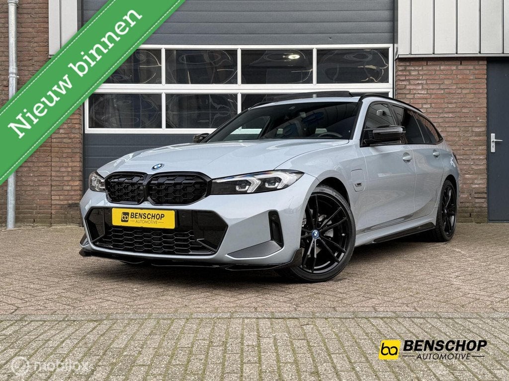 BMW 3-serie Touring 330e xDrive M Performance Panodak HUD LE, 1998 cc, Zwart, 4 cilinders, Plug-in hybride