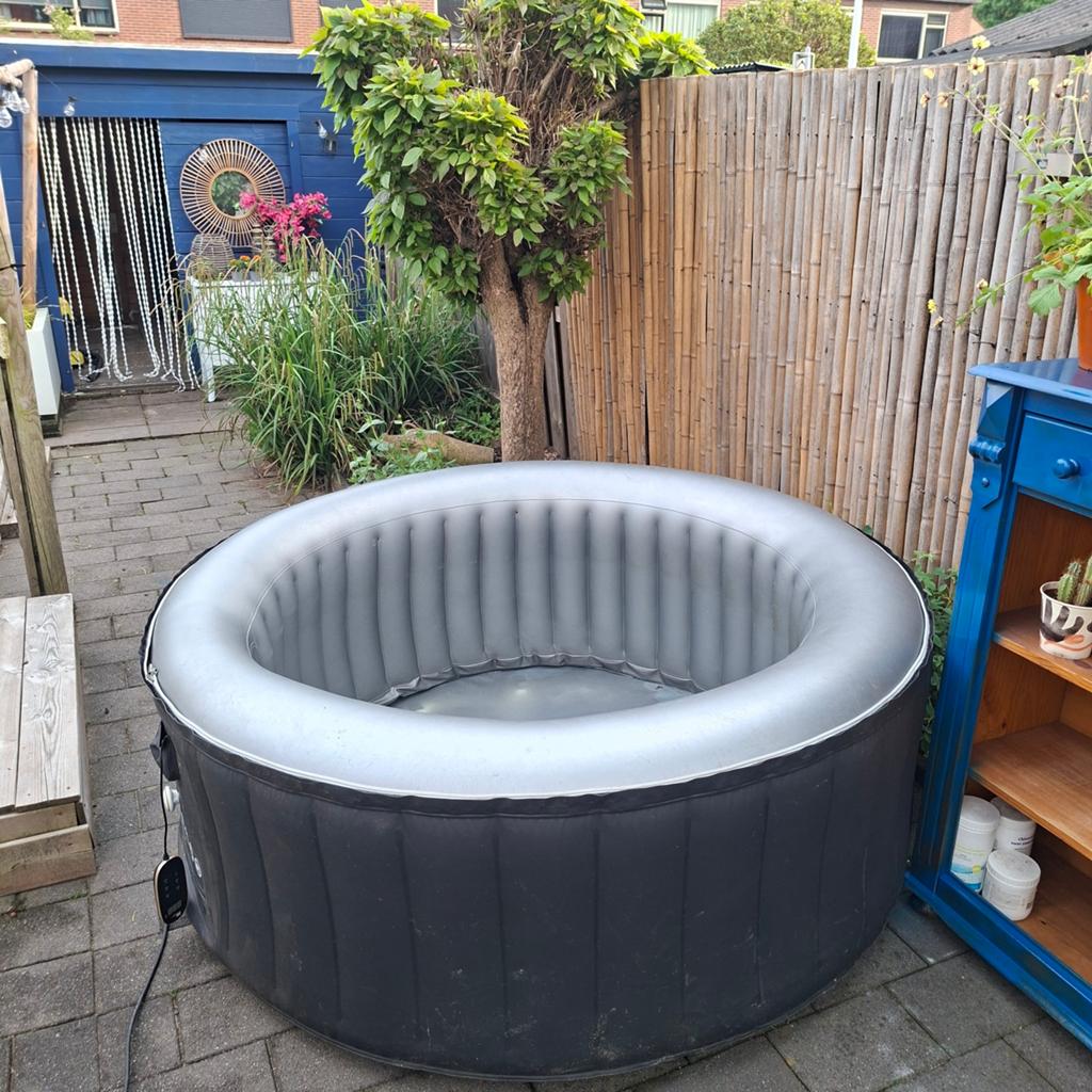 Opblaasbare jacuzzi met afdekzeil en ingebouwde pomp, Tuin en Terras, Bubbelbaden en Hottubs, Ophalen, Gebruikt, Afdekzeil