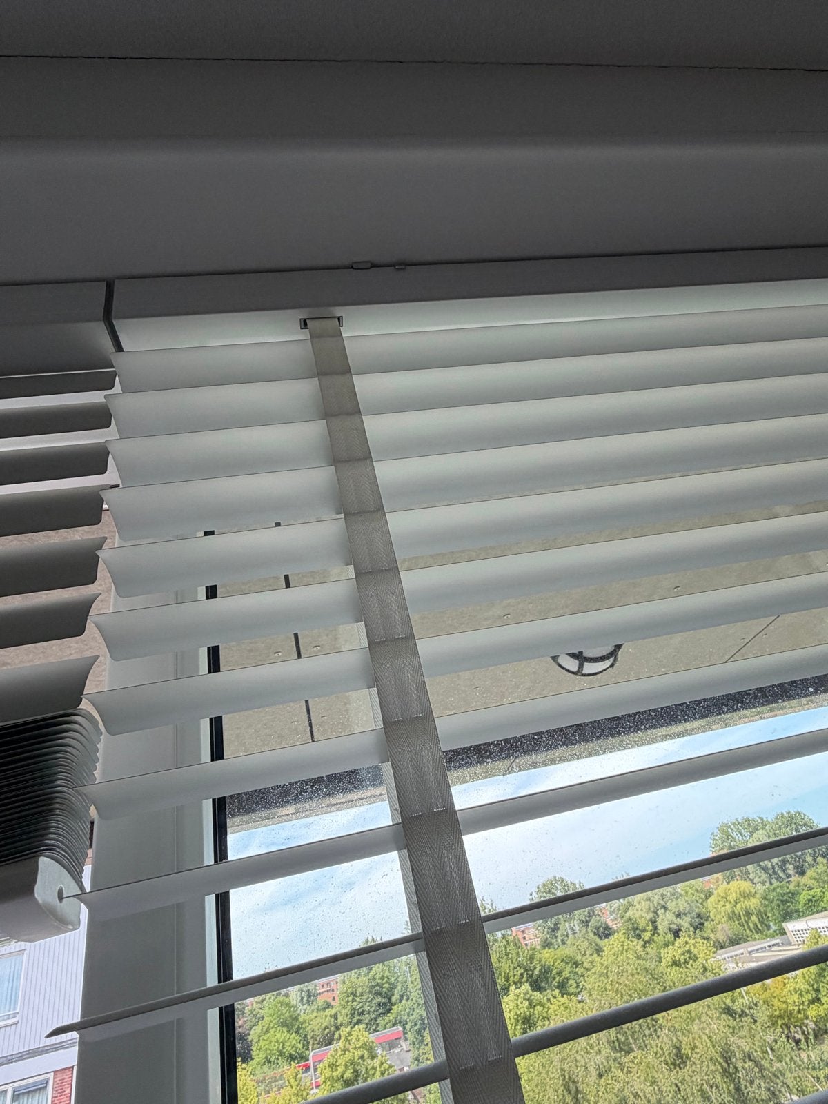 4 sets Witte jaloezieën luxaflex  met ladderband, Ophalen, Jaloezie, Gebruikt, Wit