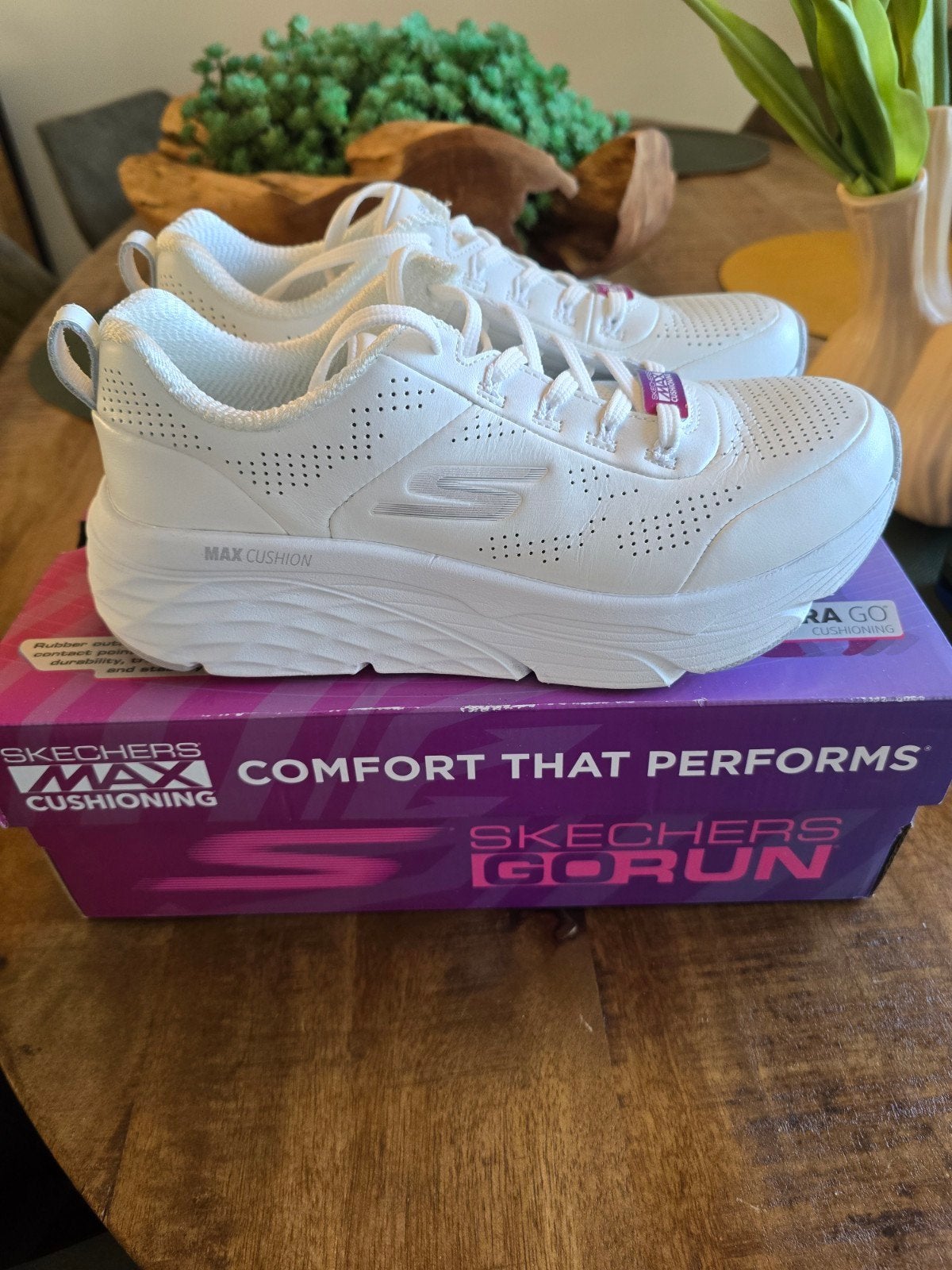 Skechers Max Cushioning Go run. maat 38, wit, Skechers, Wit, Ophalen of Verzenden, Sneakers of Gympen