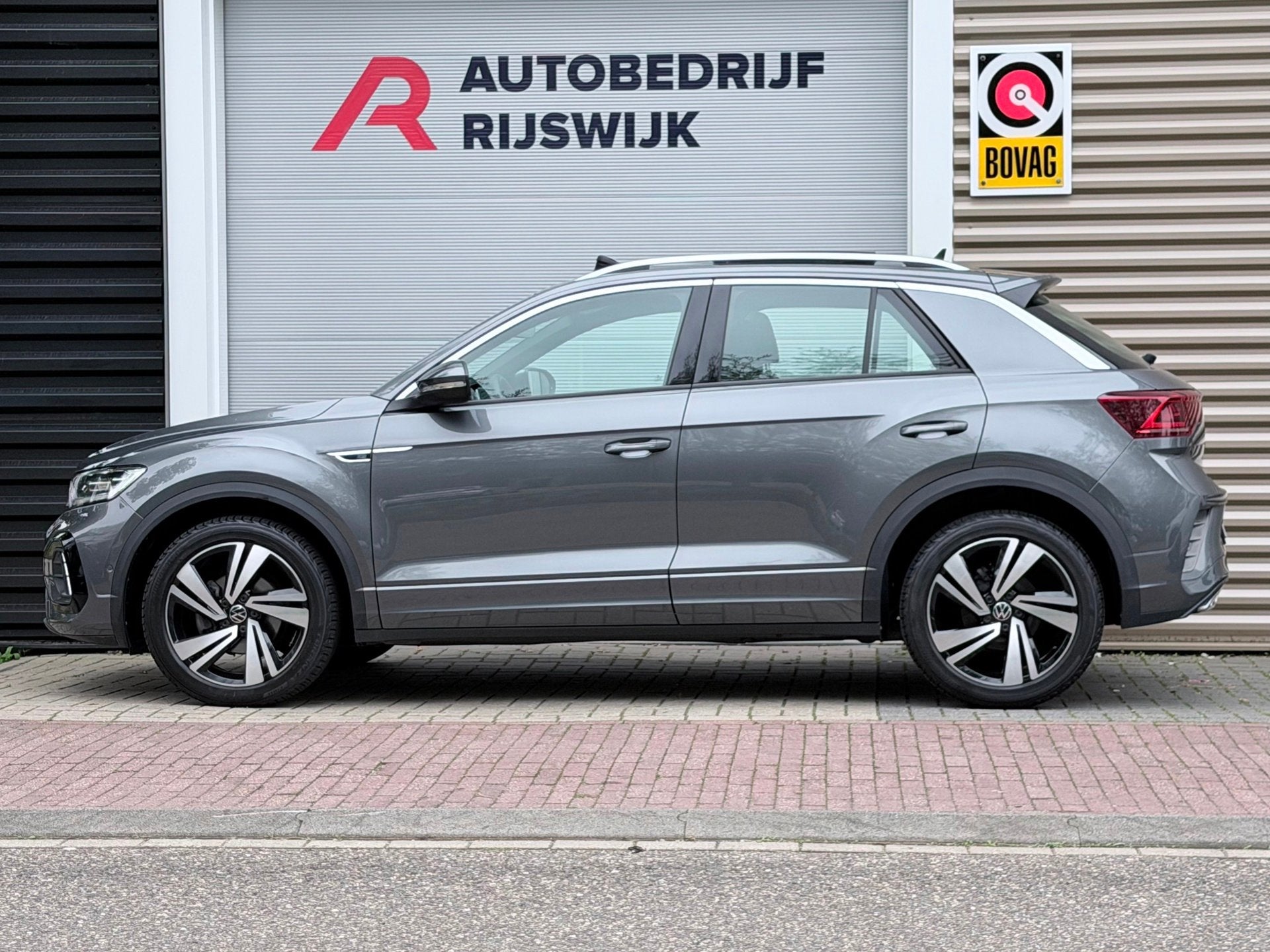 Volkswagen T-ROC 1.5 TSI R-Line Pano/Keyless/Camera, Auto's, Dealer onderhouden, Euro 6, 4 cilinders, 150 pk