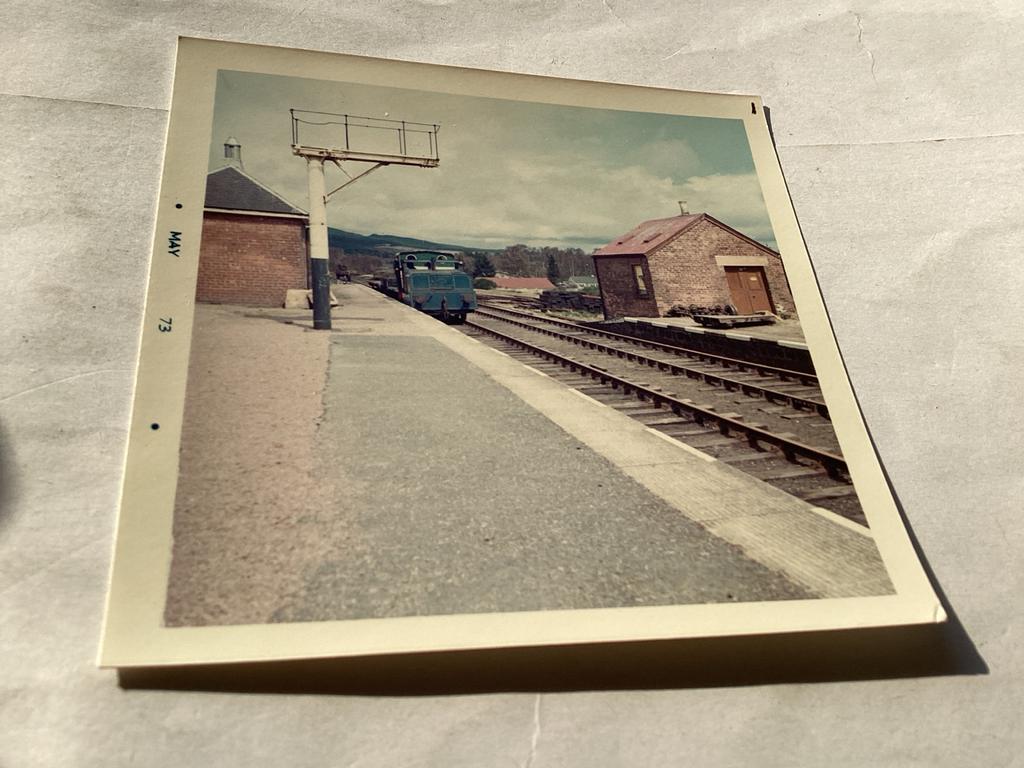 Vintage foto trein op station, mei 1973 afm is 9x9 cm, 1960 tot 1980, Gebruikt, Foto, Ophalen of Verzenden