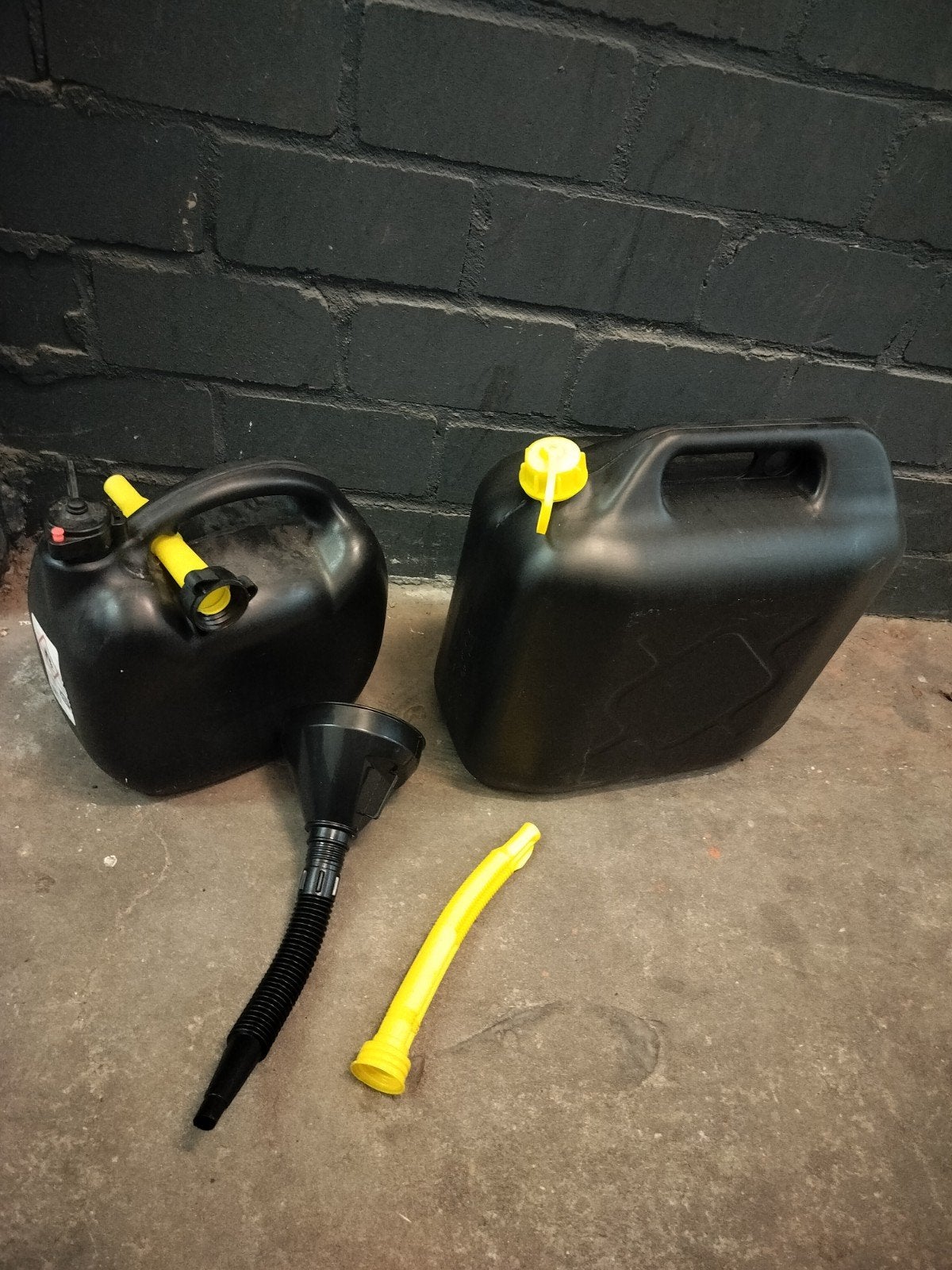 Set van 2 benzine / brandstof jerrycans (ca. 20L & 10L) met, Ophalen