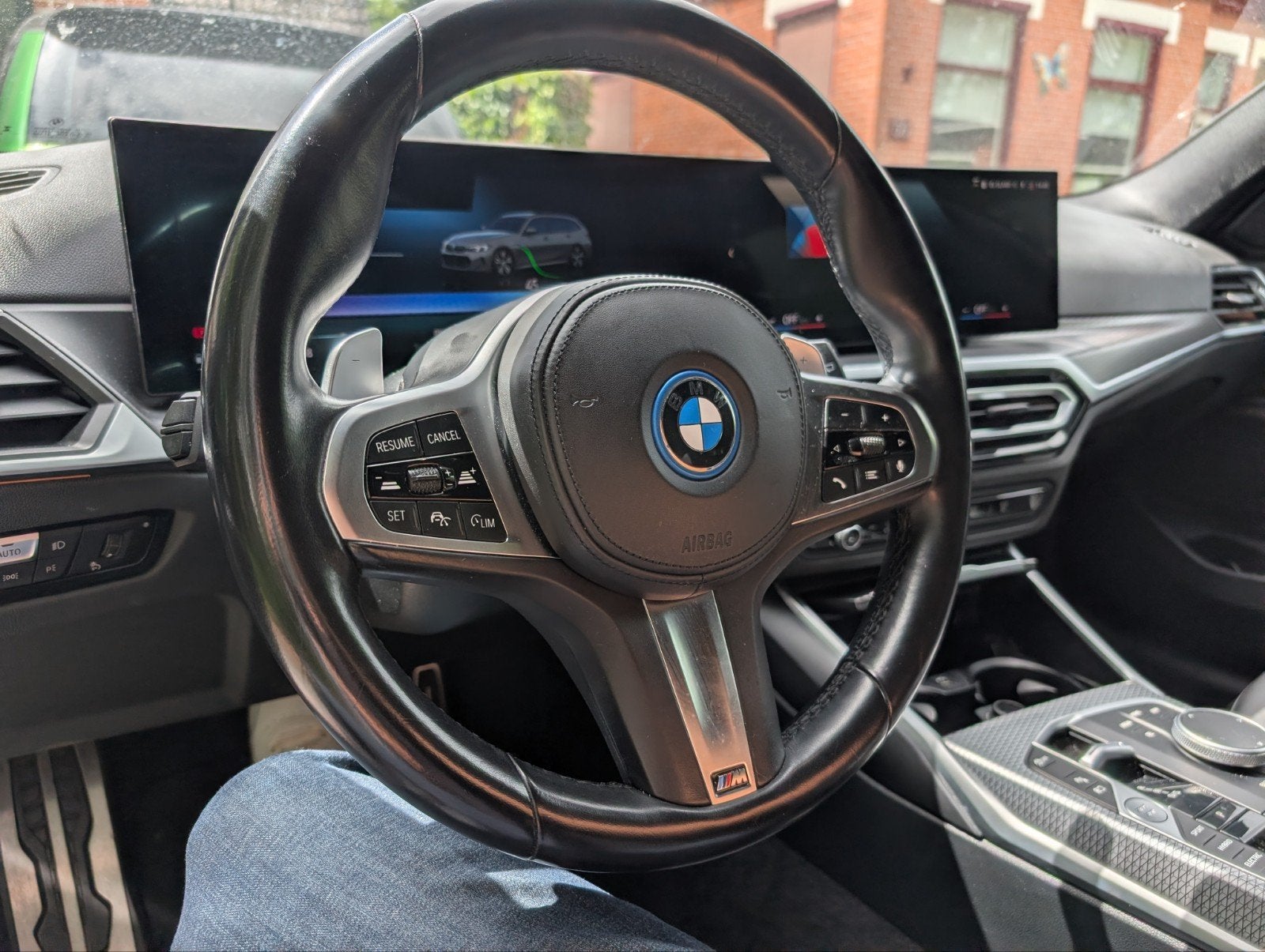 Foto 8 van BMW 330e Touring LCI M pakket + M Performance Brooklyn Grau