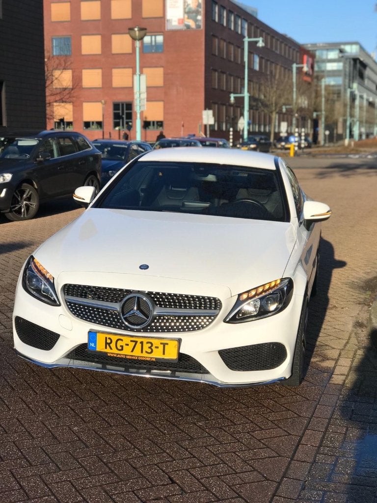 Mercedes-Benz C200 Coupe Wit AMG Line met 3 maanden garantie, Auto's, Mercedes-Benz, Achterwielaandrijving, 1800 kg, Zwart, 4 cilinders