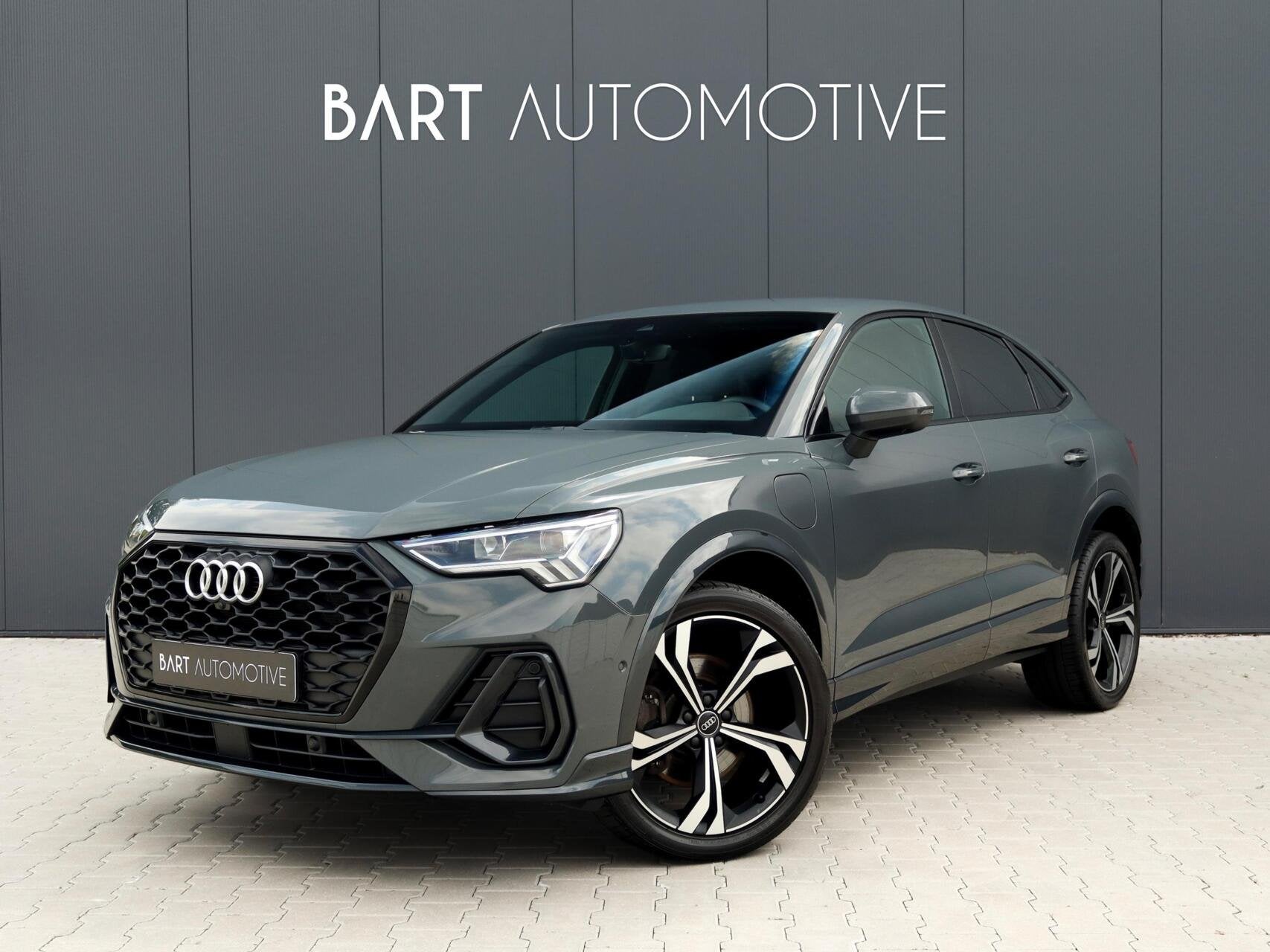 Audi Q3 Sportback 45 TFSI e 245PK S-Line|ACC|360|Trekhaak, Auto's, Dealer onderhouden, Gebruikt, Zwart, 245 pk