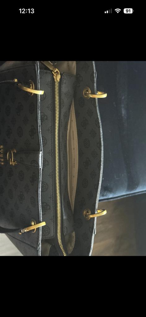 Zo goed als nieuwe Guess handtas - Donkergrijs, Sieraden, Tassen en Uiterlijk, Tassen | Damestassen, Ophalen of Verzenden, Zo goed als nieuw