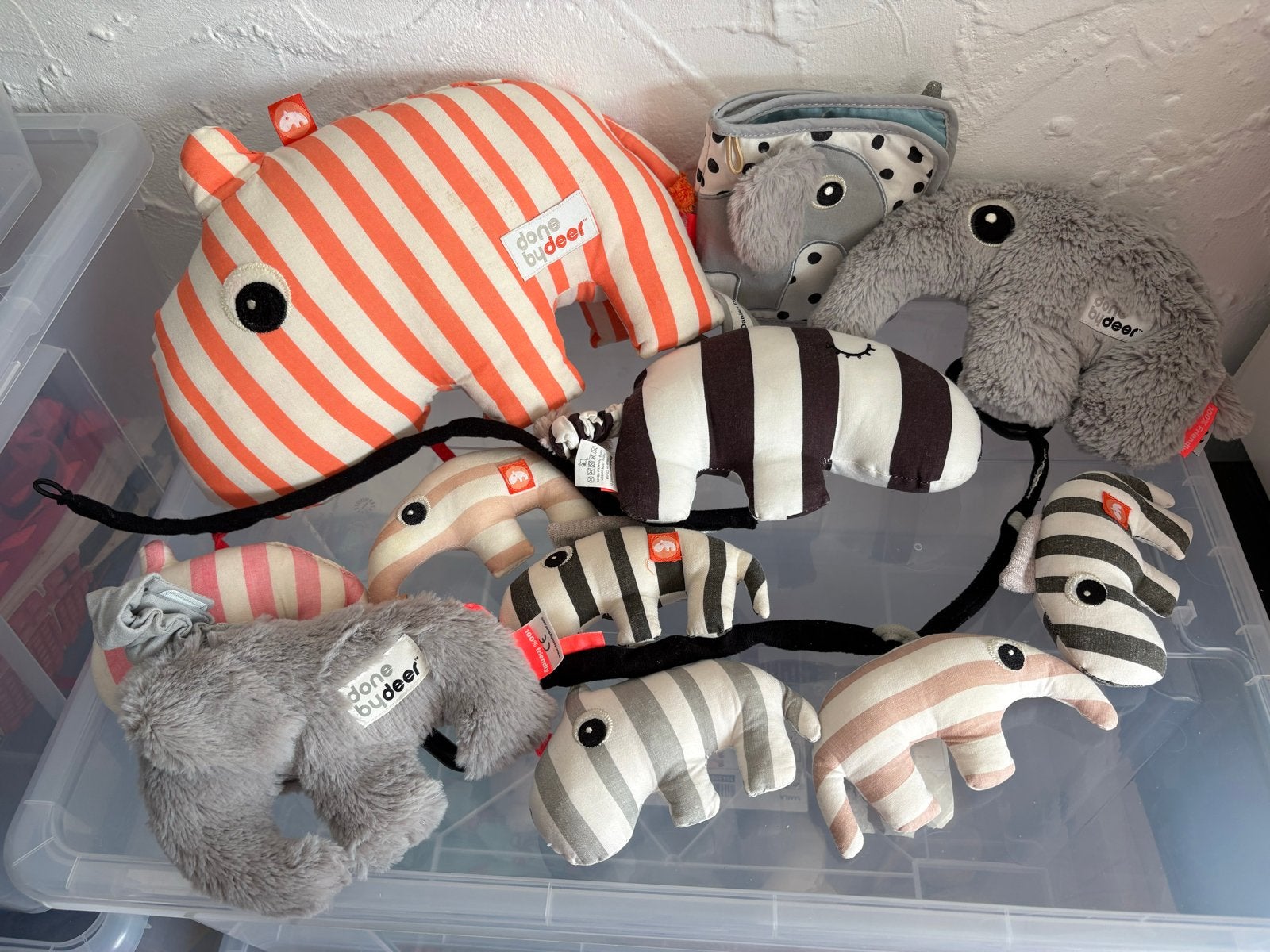 Done by Deer muziekmobiel, trilknuffel, activiteitenboekje, Kinderen en Baby's, Speelgoed | Babyspeelgoed, Ophalen of Verzenden