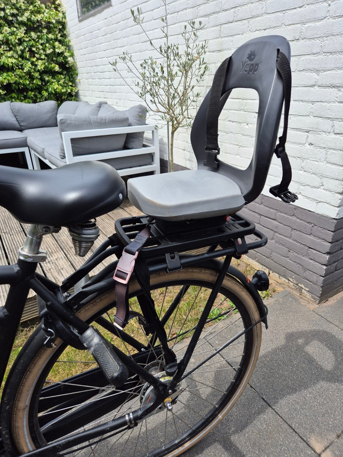Yepp fietsstoeltje inclusief adapter en voetsteunen, Fietsen en Brommers, Fietsaccessoires | Fietsstoeltjes, Achterzitje, Yepp