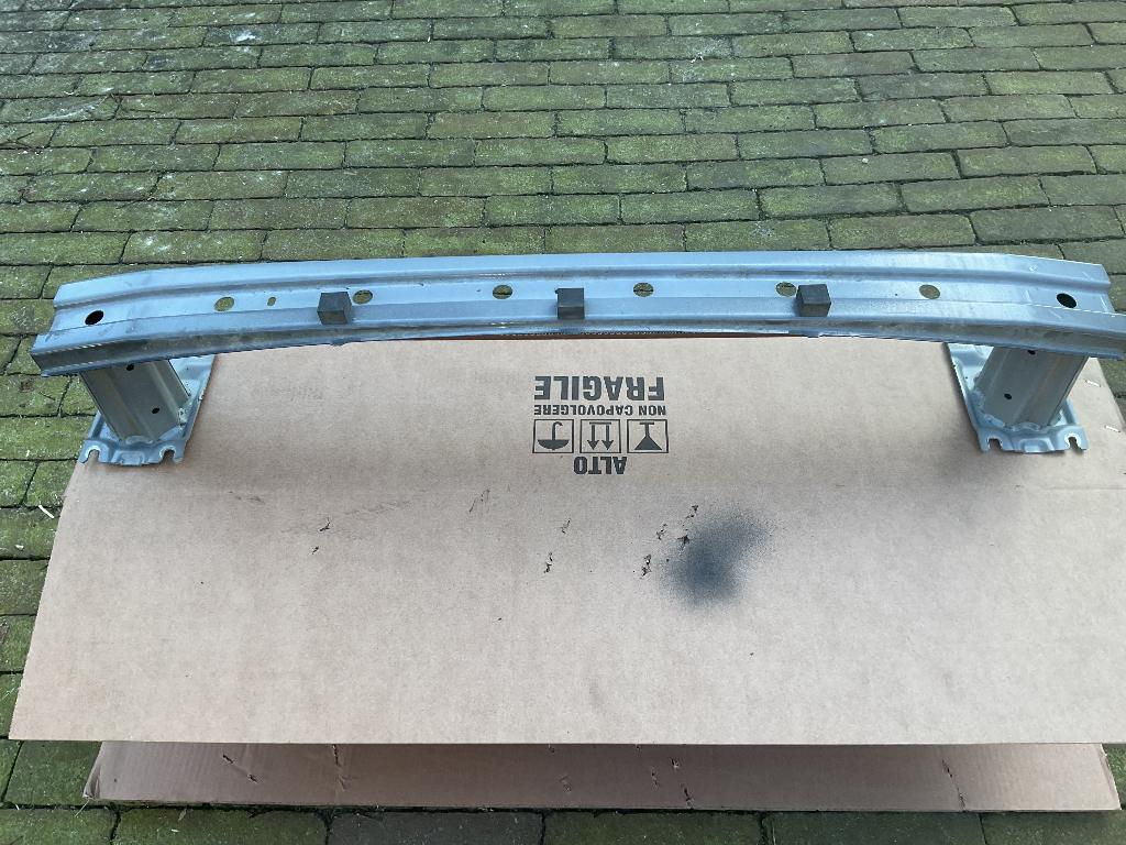 Bumpersteun Vitara Boosterjet 2025 ZGAN., Gebruikt, Voor, Ophalen of Verzenden, Bumper