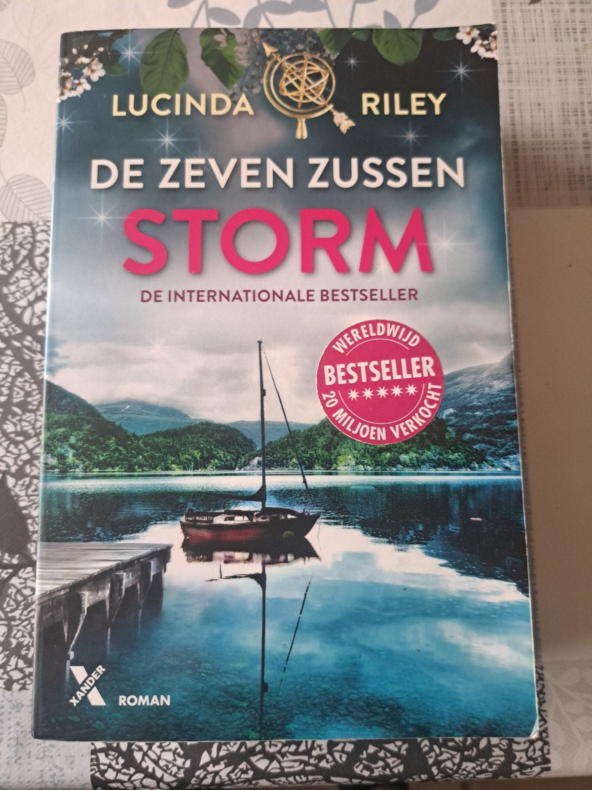De Zeven Zussen - Storm (Lucinda Riley), Ophalen of Verzenden, Zo goed als nieuw, Lucinda Riley, Nederland