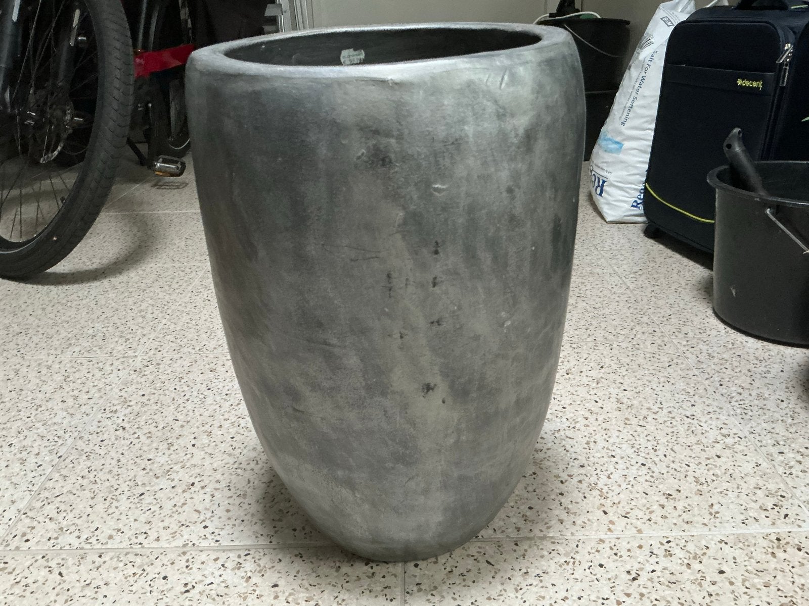 Grote grijze bloempot, modern design, 25 tot 40 cm, Gebruikt, Rond, Binnen