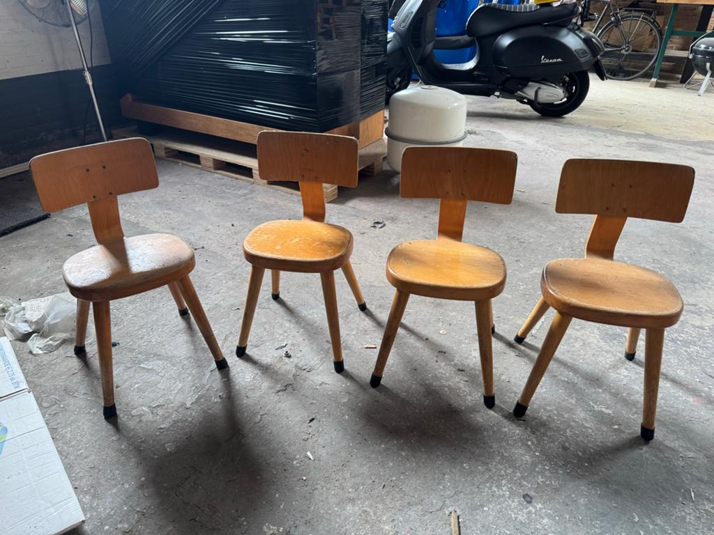4 oude houten kleuterstoeltjes - Gratis af te halen, Huis en Inrichting, Stoelen, Ophalen, Gebruikt, Hout, Vier