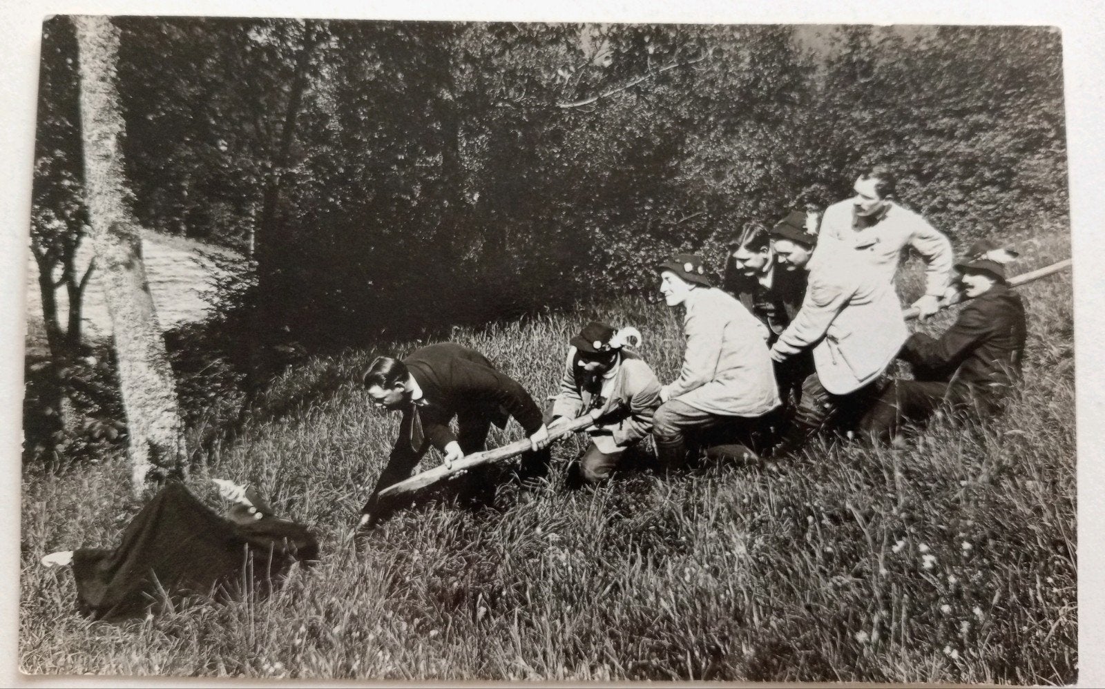 Groep mannen met een grote tak Frankrijk 1933, Verzamelen, Ophalen of Verzenden, Voor 1940, Gebruikt, Overige onderwerpen
