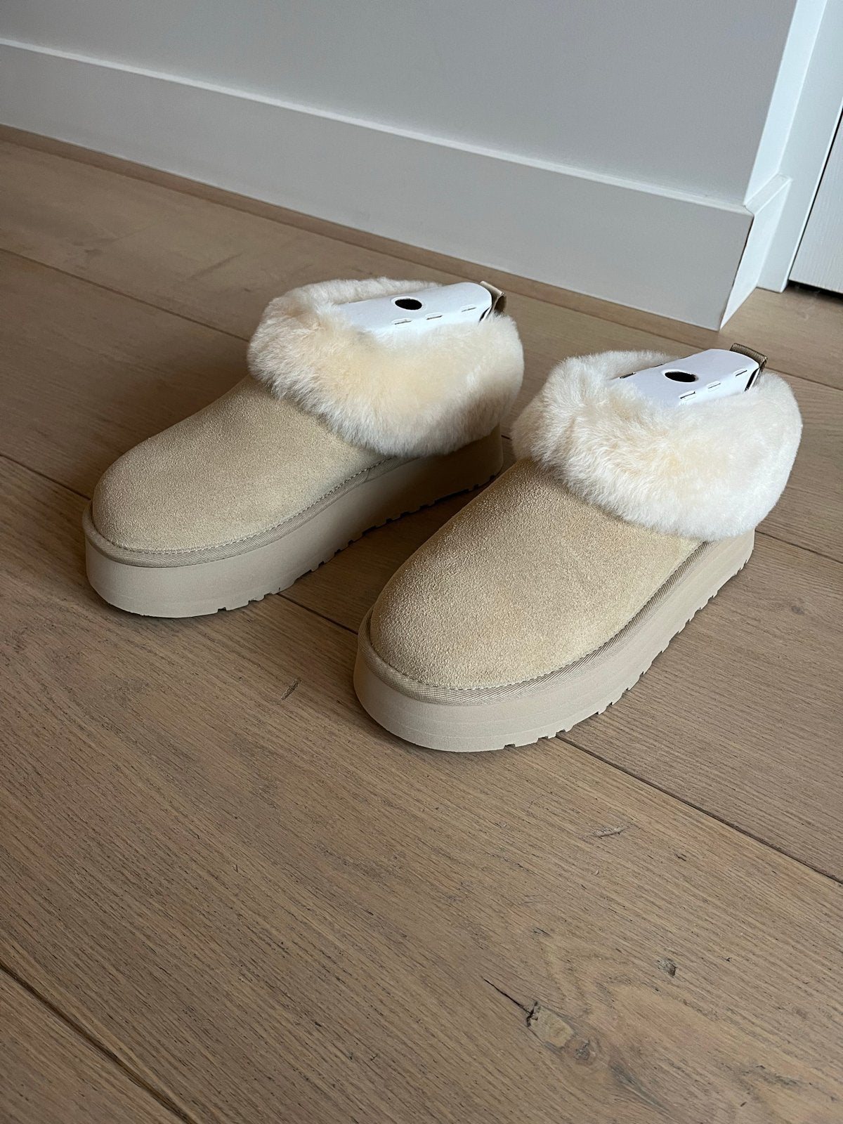 Nieuwe UGG Tazelle - Maat 39 - Crème/Beige, Ophalen of Verzenden, Nieuw, Beige, Pantoffels of Sloffen