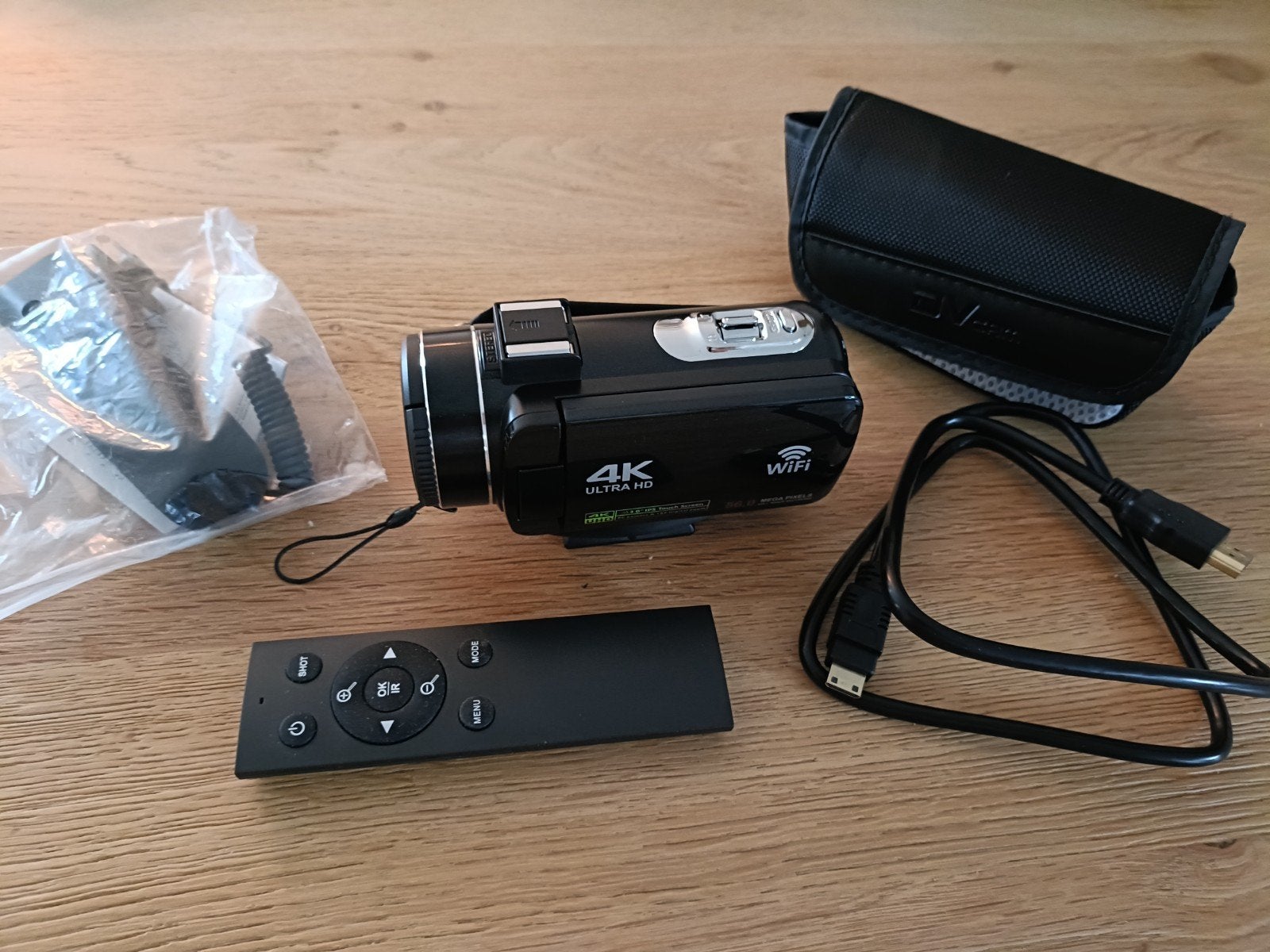 4K Ultra HD Digitale Videocamera met WiFi en Case Logic tas, Nieuw, Minder dan 8x, Geheugenkaart, Ophalen