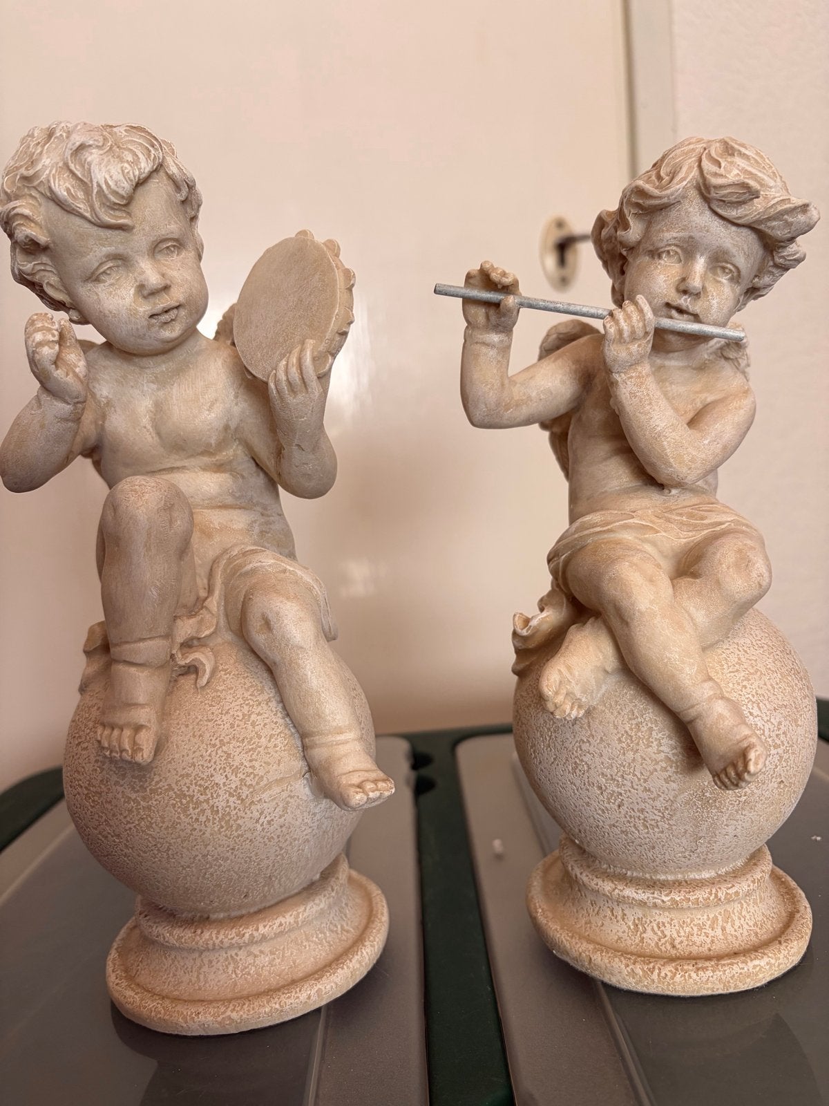 Set van 2 Engelen Beeldjes - Muzikale Cherubijnen, Huis en Inrichting, Beige, Ophalen of Verzenden, Steen/keramiek, Klassiek