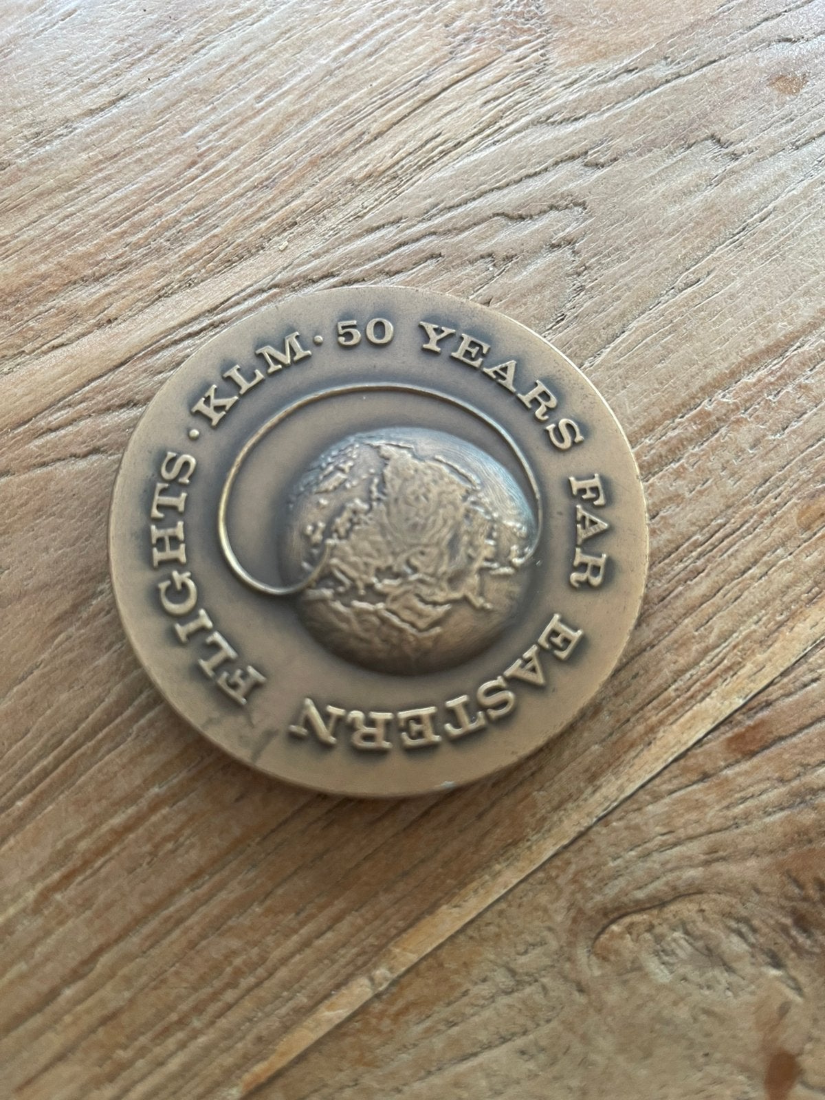 1974 Bronzen penning Verre Oosten vluchten KLM 50 jaar, Ophalen of Verzenden, Overige landen
