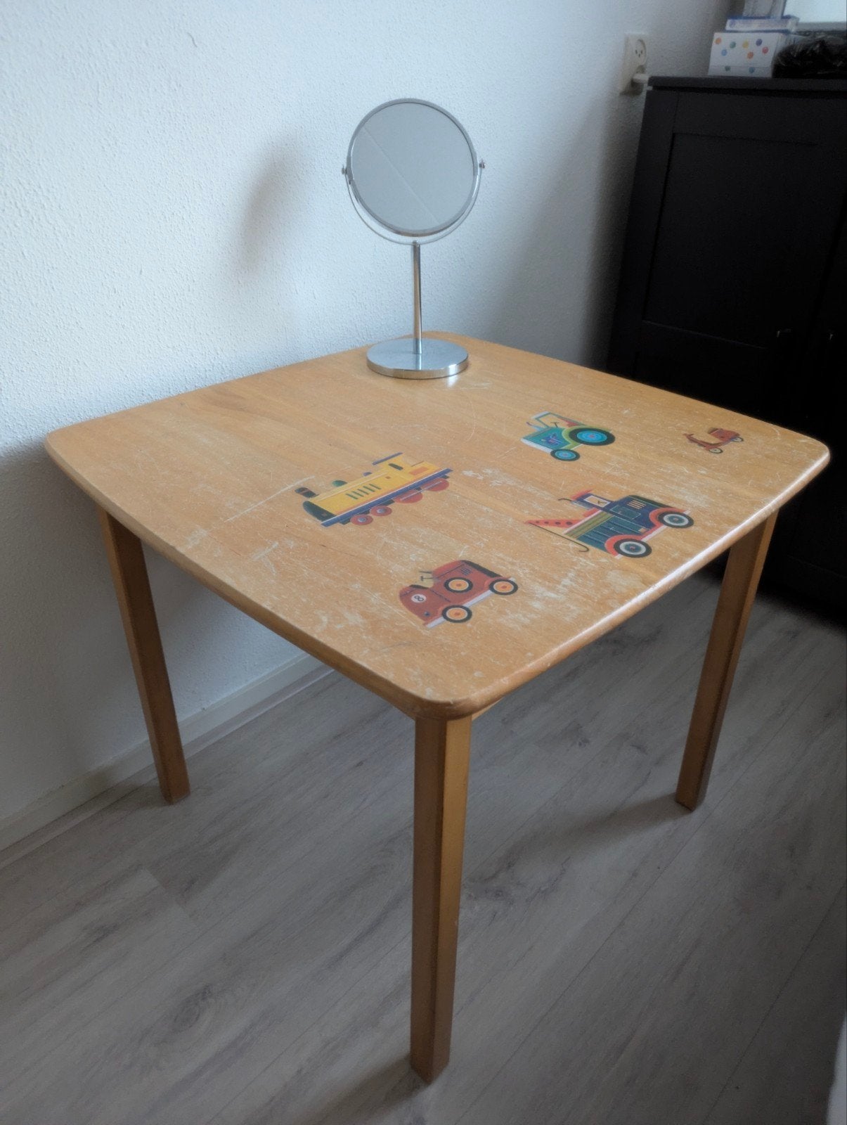 Houten kindertafel met voertuigstickers, Kinderen en Baby's, Kinderkamer | Tafels en Stoelen, Ophalen of Verzenden