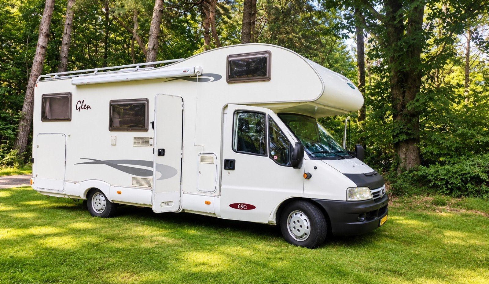 McLouis Glen 640 | 6-persoons camper | Klaar voor nieuwe avo, Caravans en Kamperen, Campers, Alkoof, Ringverwarming, 6 tot 7 meter