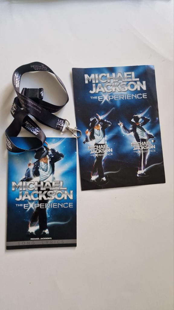 MJ Experience: Lyrics Boek, Sticker & Keycord, Verzamelen, Verzenden, Zo goed als nieuw