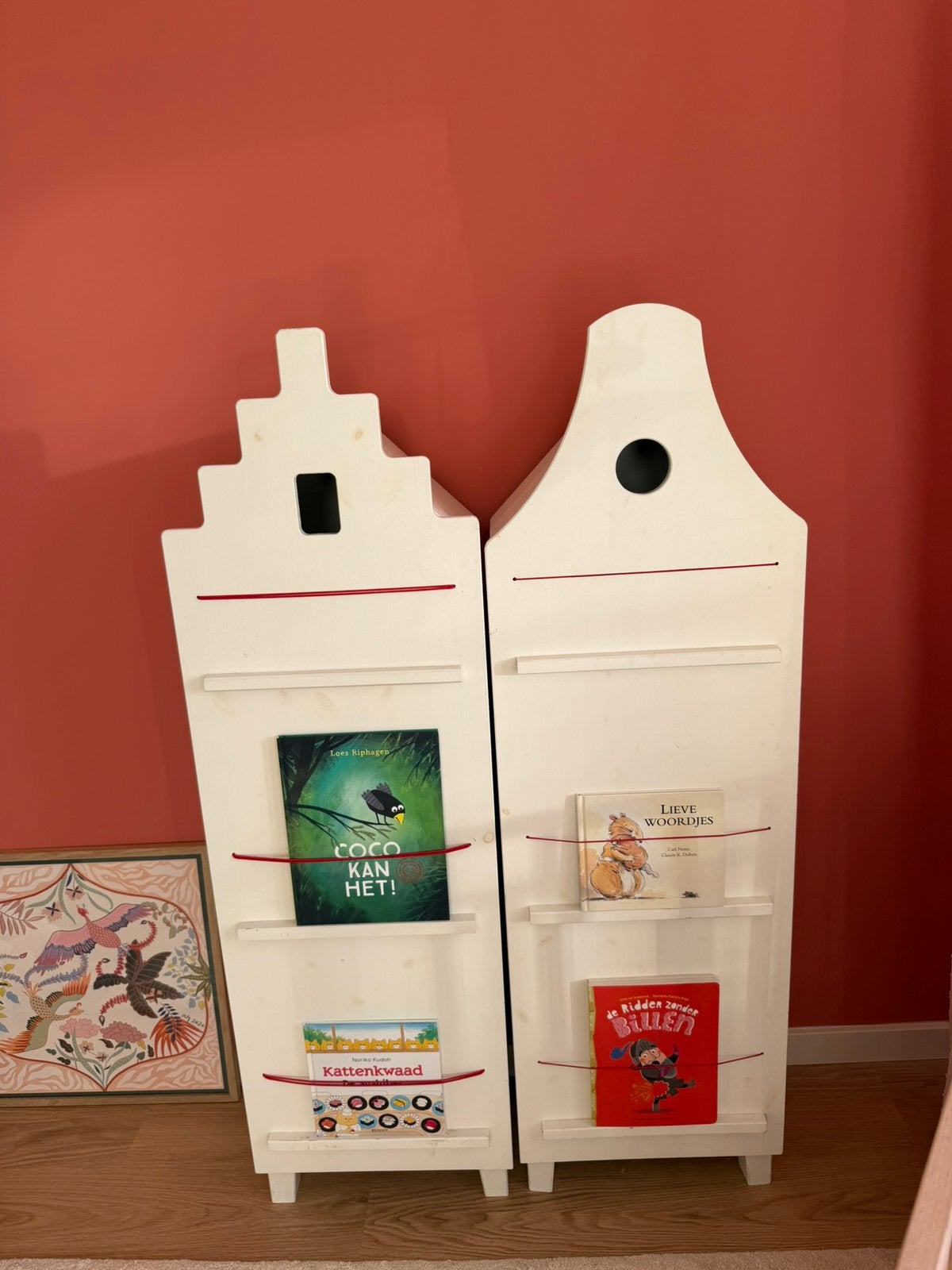 Woood Boekenkast Grachtenpand Kinderkamer Wit 140cm, Kinderen en Baby's, Kinderkamer | Commodes en Kasten, Ophalen, 50 tot 70 cm