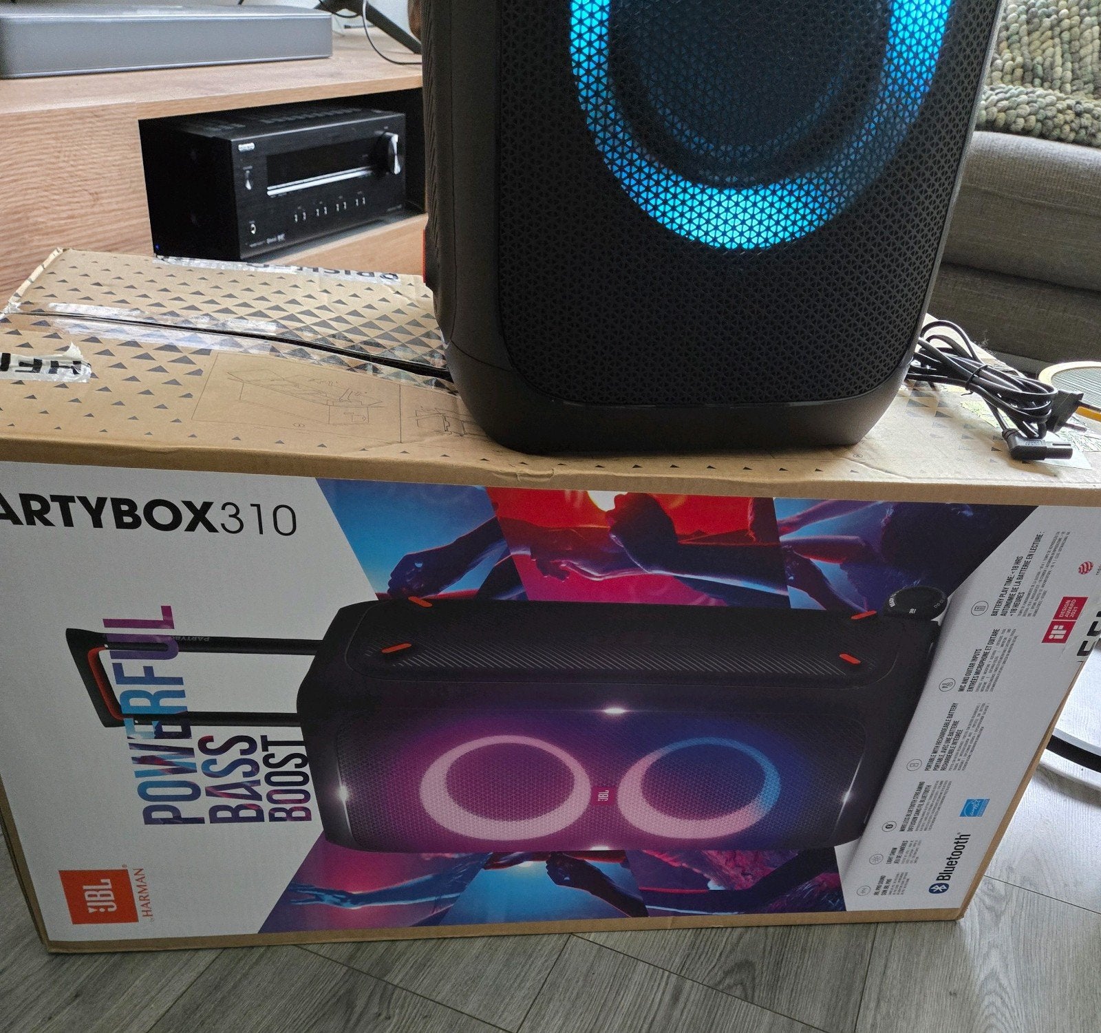 Foto 10 van jbl partybox 310 2 maand oud met factuur en garantie, nieuw