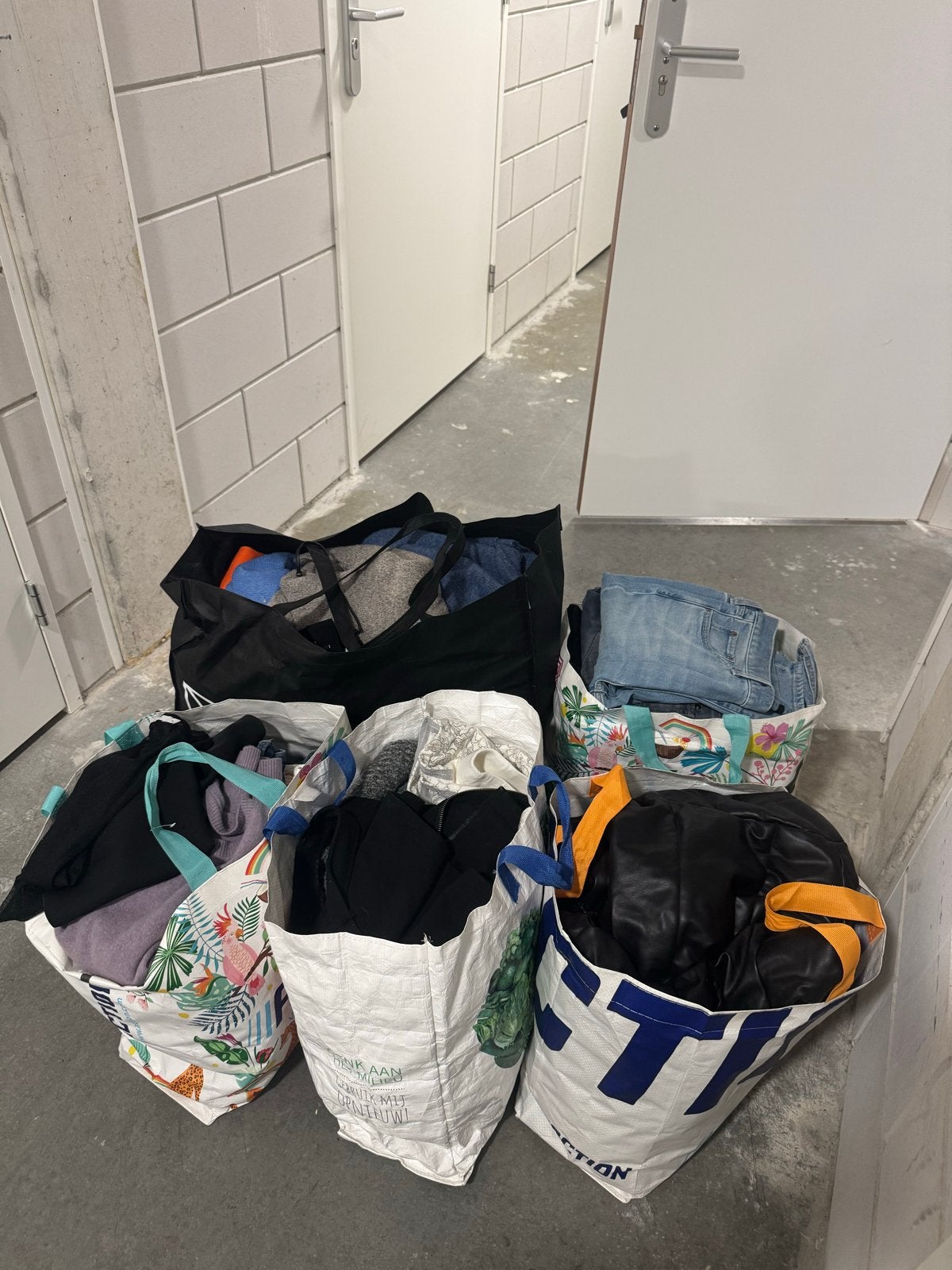 MEGADEAL: 5 volle tassen kleding (ook merk) (S/M/L), Ophalen, Gedragen