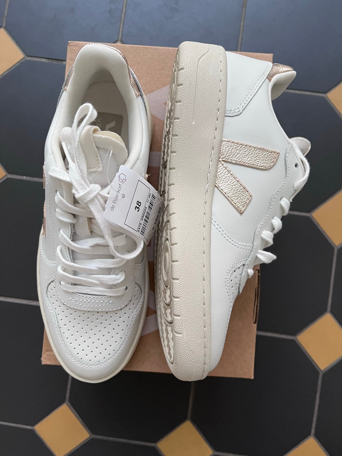 Nieuwe VEJA sneakers goud/wit voor dames, maat 38, Kleding | Dames, Schoenen, Ophalen of Verzenden, Nieuw, Wit, Sneakers of Gympen