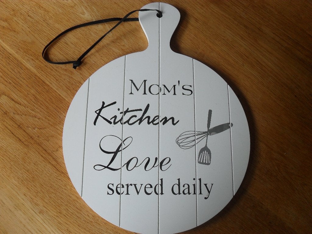 Tekstbord mom;s kitchen love served daily hout wit, Tekstbord, Met ophangmogelijkheid, 25 cm, Ophalen of Verzenden