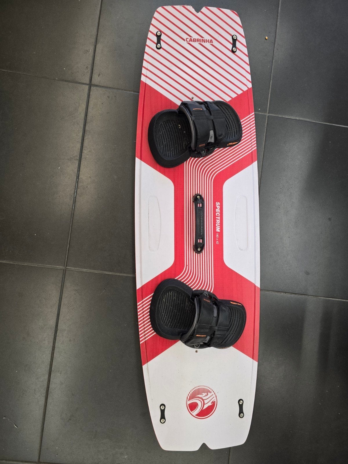 Cabrinha Spectrum 140x42 Twintip Kiteboard met Bindingen, Watersport en Boten, Twintip, Ophalen of Verzenden, Zo goed als nieuw