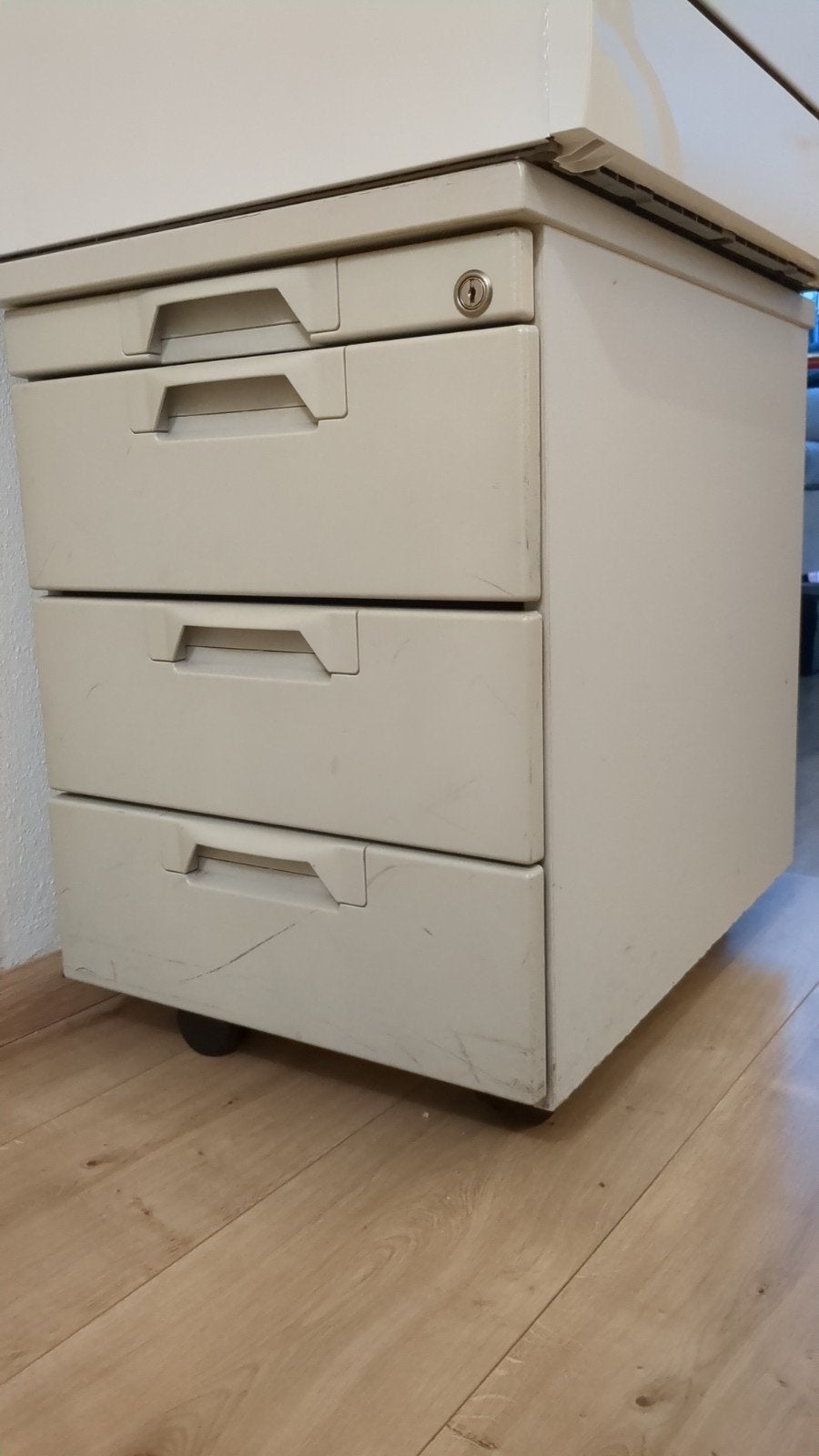 Gratis - Ladenkast op wielen met pennenvak - Gratis, Ophalen