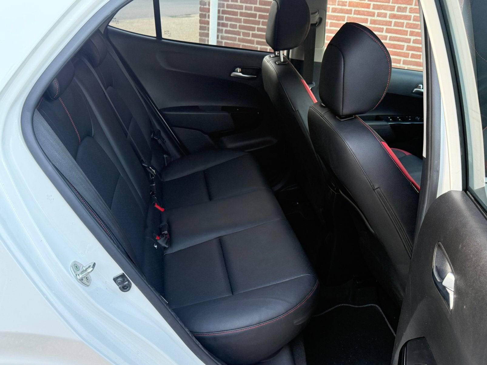 Foto 13 van Kia Picanto gt line 1.2 Cvvt 84pk 5-zits 2017 Wit