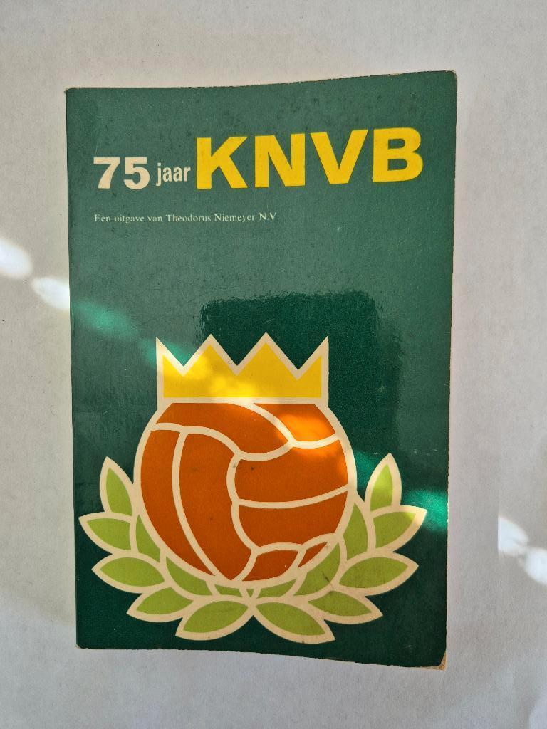 75 jaar KNVB (1964) – met 57 foto’s, Ophalen of Verzenden, Zo goed als nieuw, Balsport