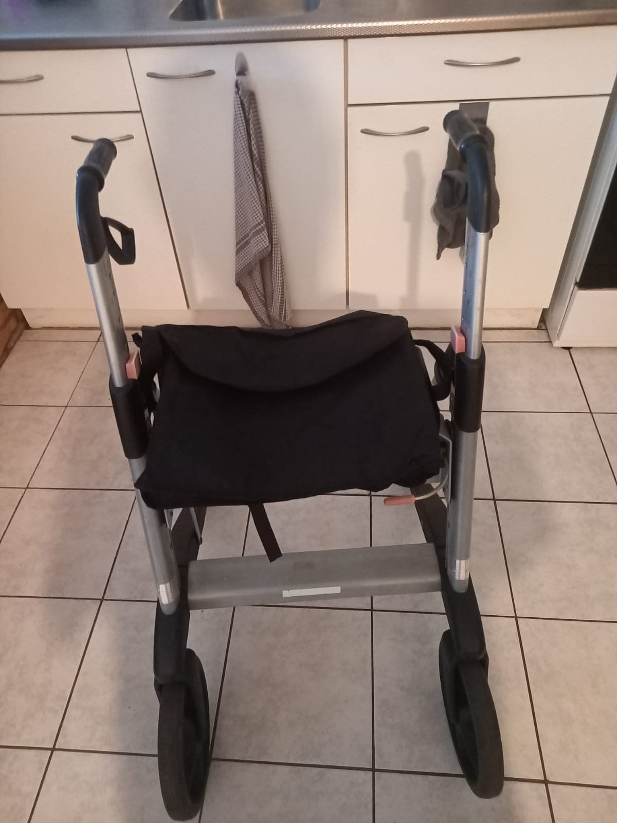 Rollator met tasje., Ophalen, Gebruikt