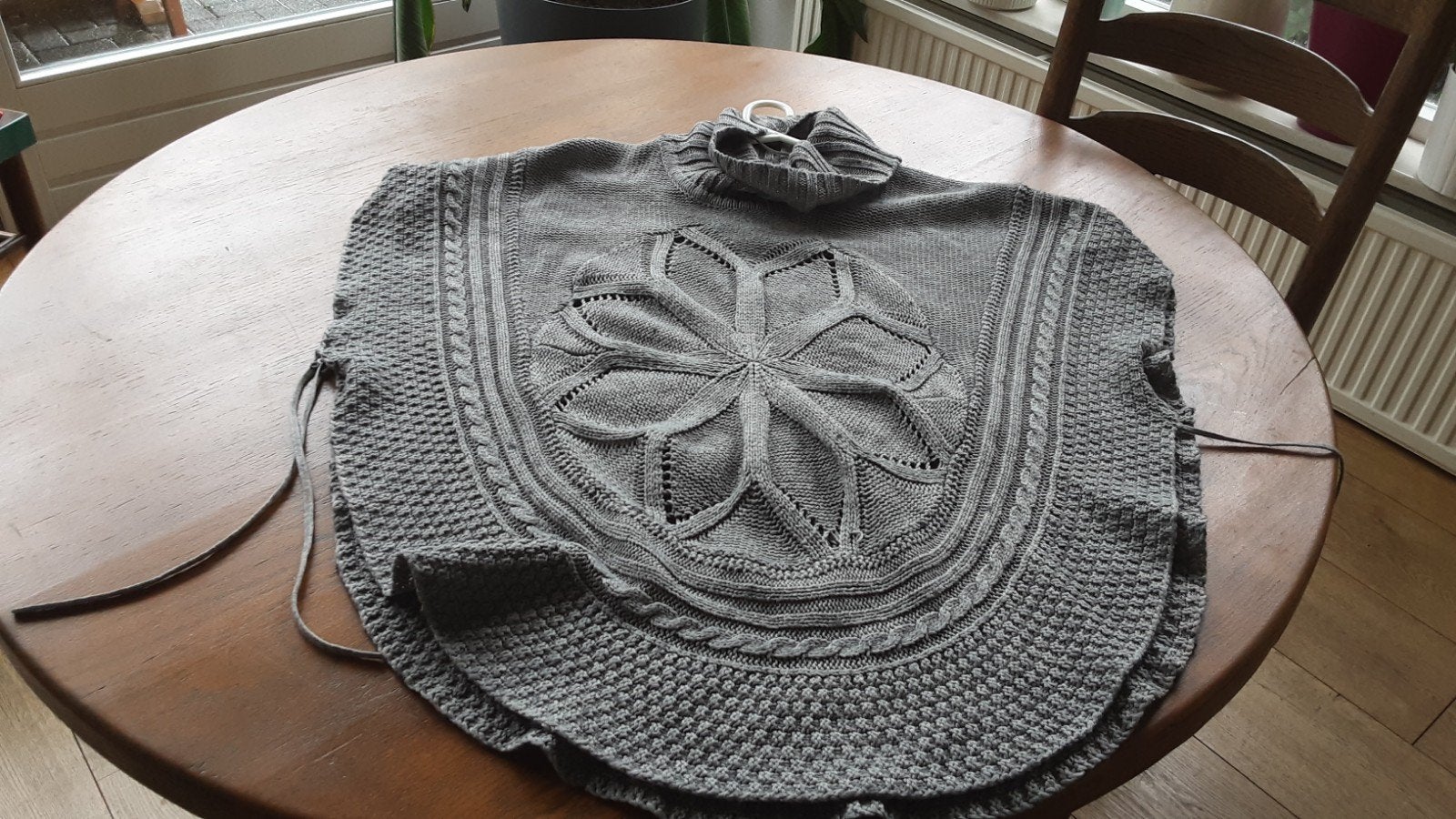 Grijze poncho met col en bloemmotief - Cream, Maat 46/48 (XL) of groter, Cream, Ophalen of Verzenden, Zo goed als nieuw