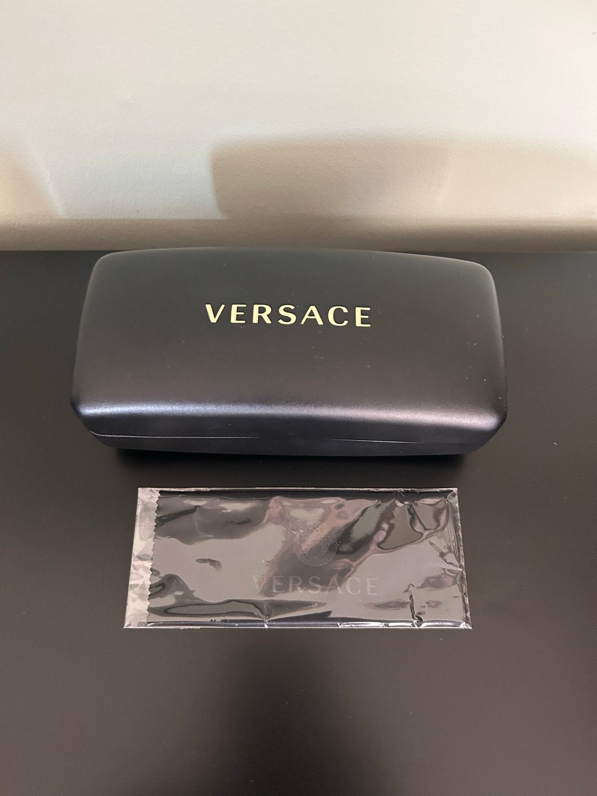 Versace VE4391 GB1/87 Zonnebril - Zwart met gouden details, Ophalen of Verzenden, Zo goed als nieuw, Zwart, Zonnebril