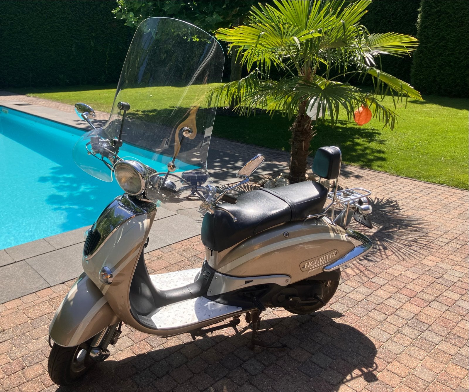 Super nette Figuretta Retro Scooter met nieuwe Beon helm, Ophalen, Maximaal 45 km/u, 0 versnellingen, Zo goed als nieuw