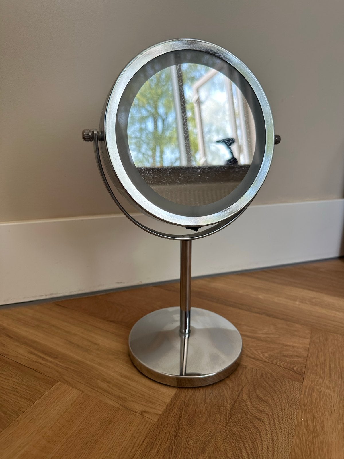 Make-up spiegel op voet met twee zijdes en vergroting, Huis en Inrichting, Woonaccessoires | Spiegels, Ophalen, Minder dan 50 cm