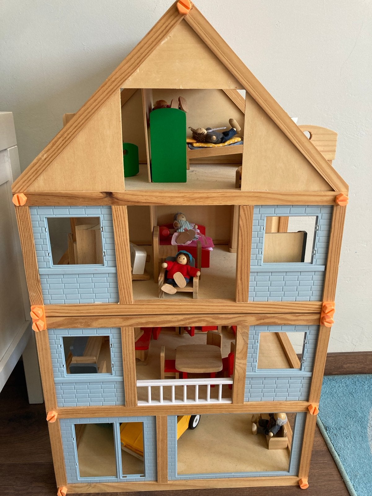 Groot Houten Poppenhuis met Familie, Auto en Meubels, Verzamelen, Ophalen, Zo goed als nieuw, Poppenhuis